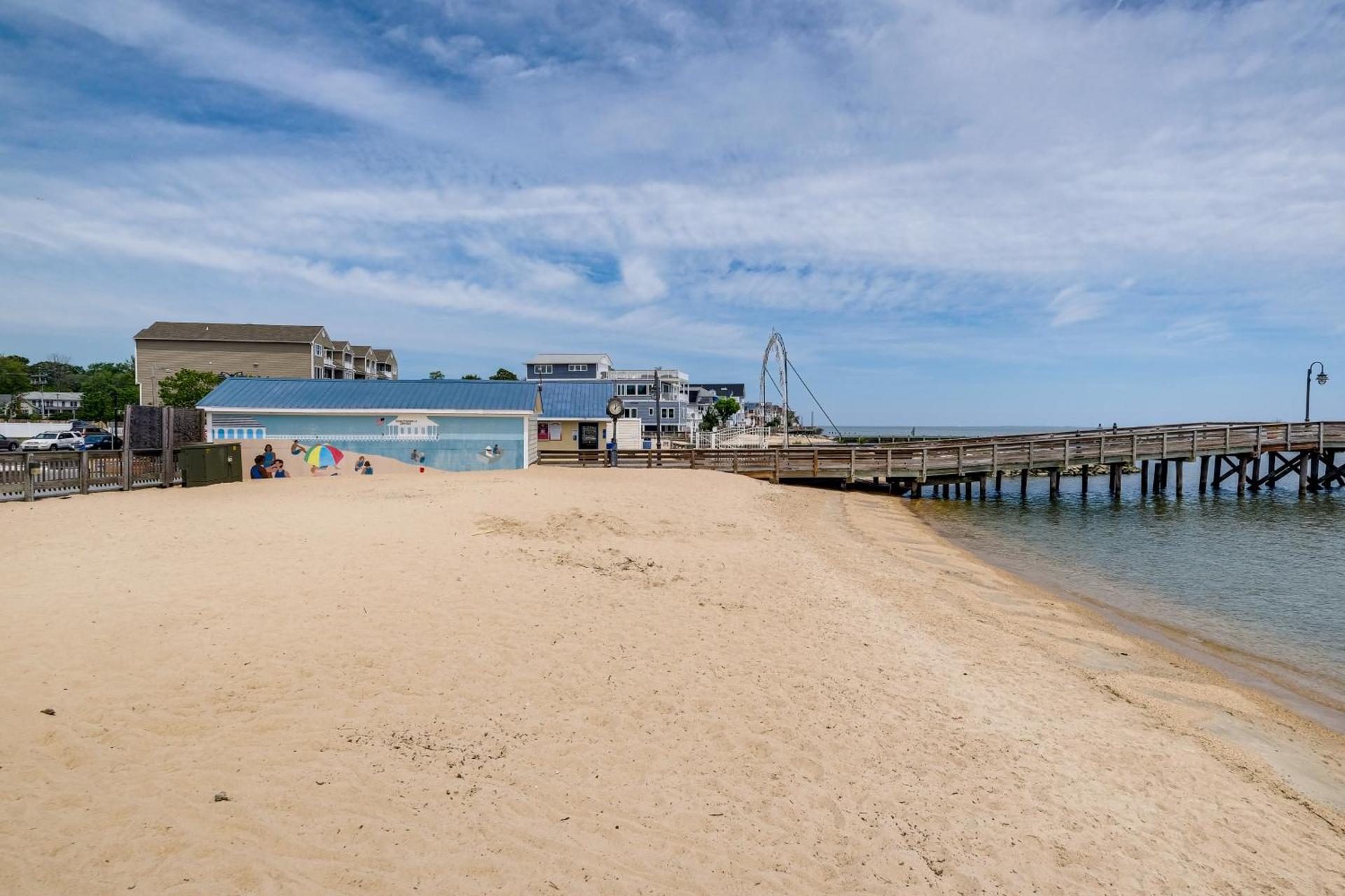 1 Mi to Boardwalk Convenient North Beach Apt!