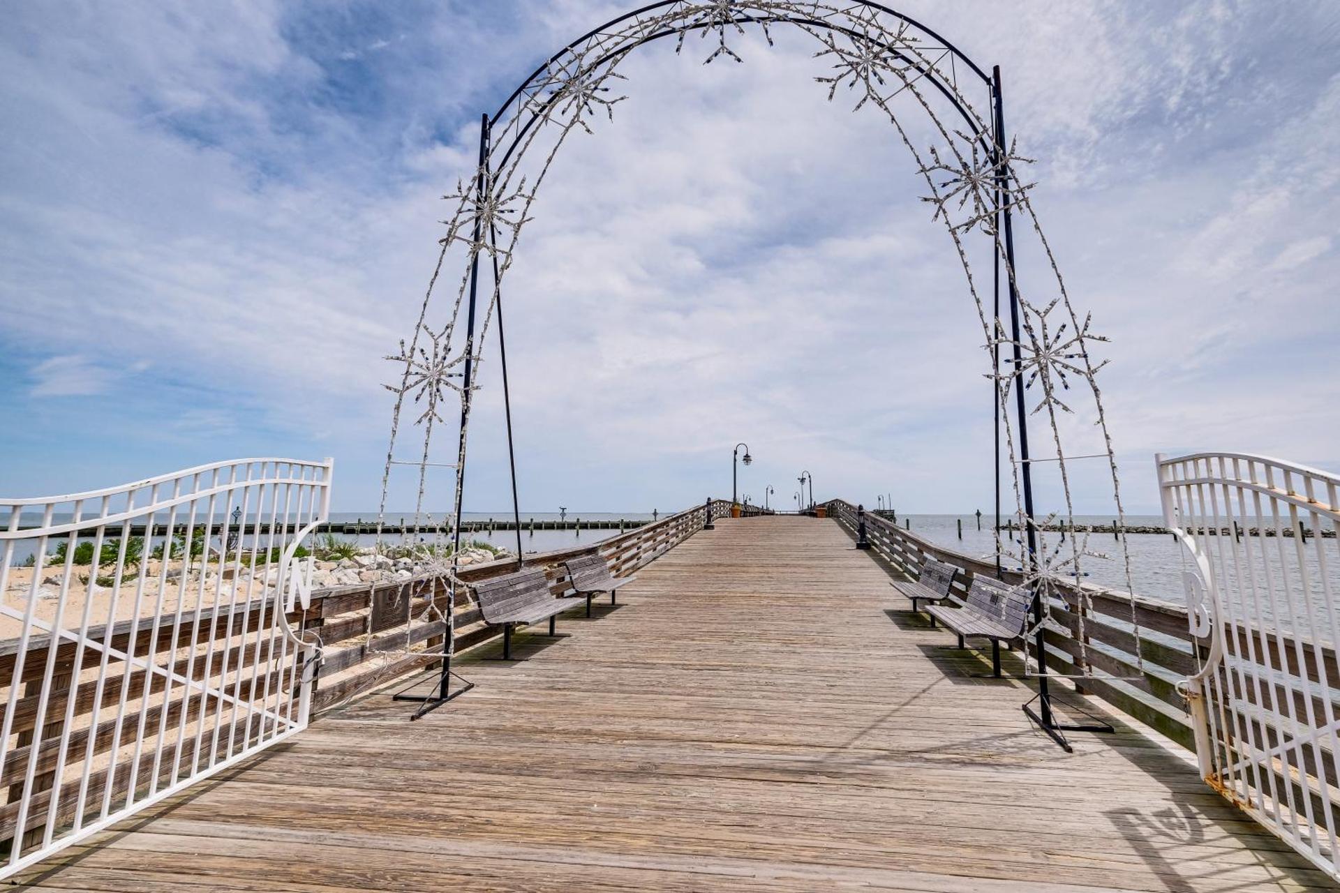 1 Mi to Boardwalk Convenient North Beach Apt!