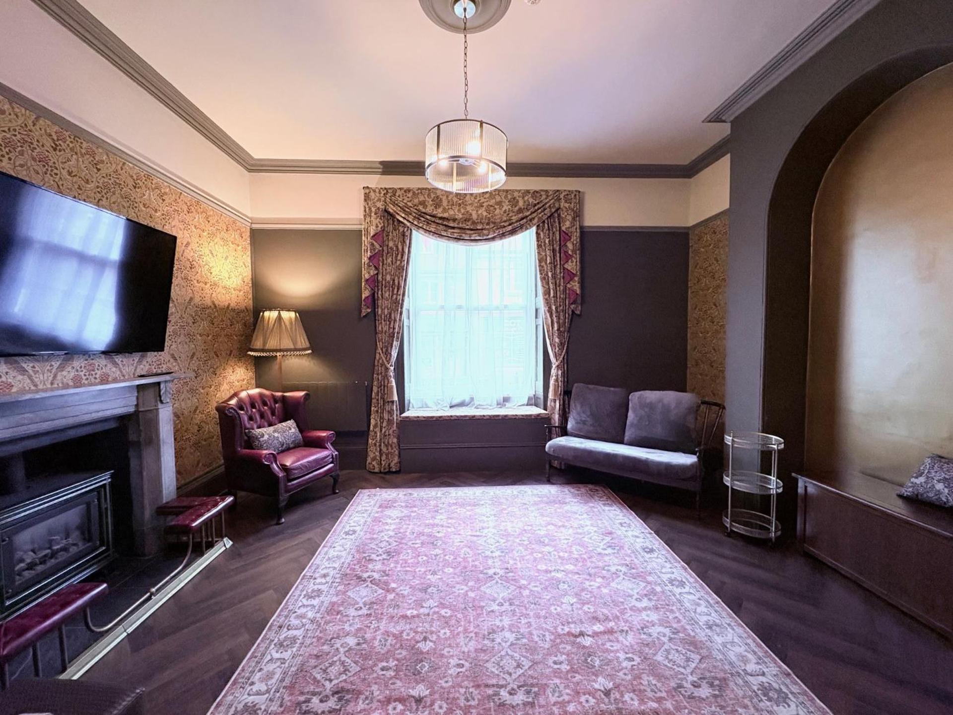 Communal lounge/ TV room