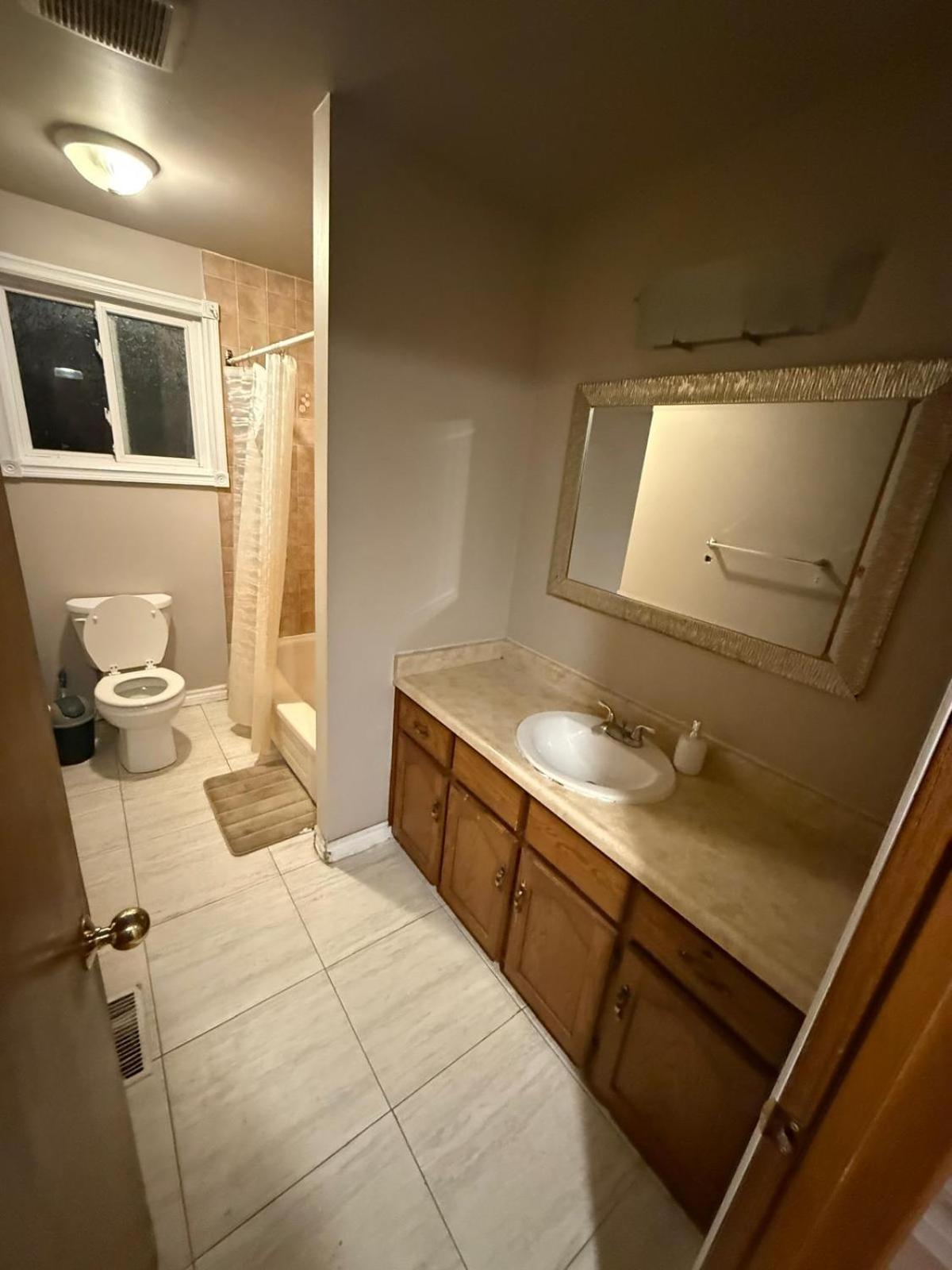 Budget Stay In Heart of Waterloo-Free Wifi-Parking