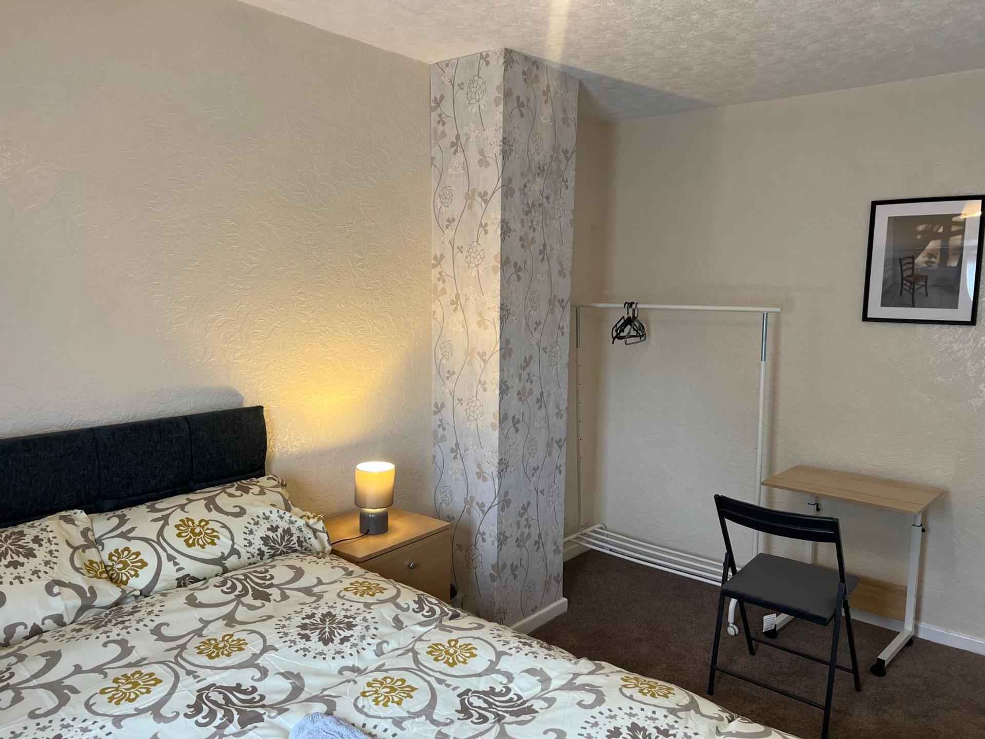 Five Oaks House- Entire 3 Bedroom House for Family & Contractors with up to 5 sleep- NO PARTIES ALLOWED