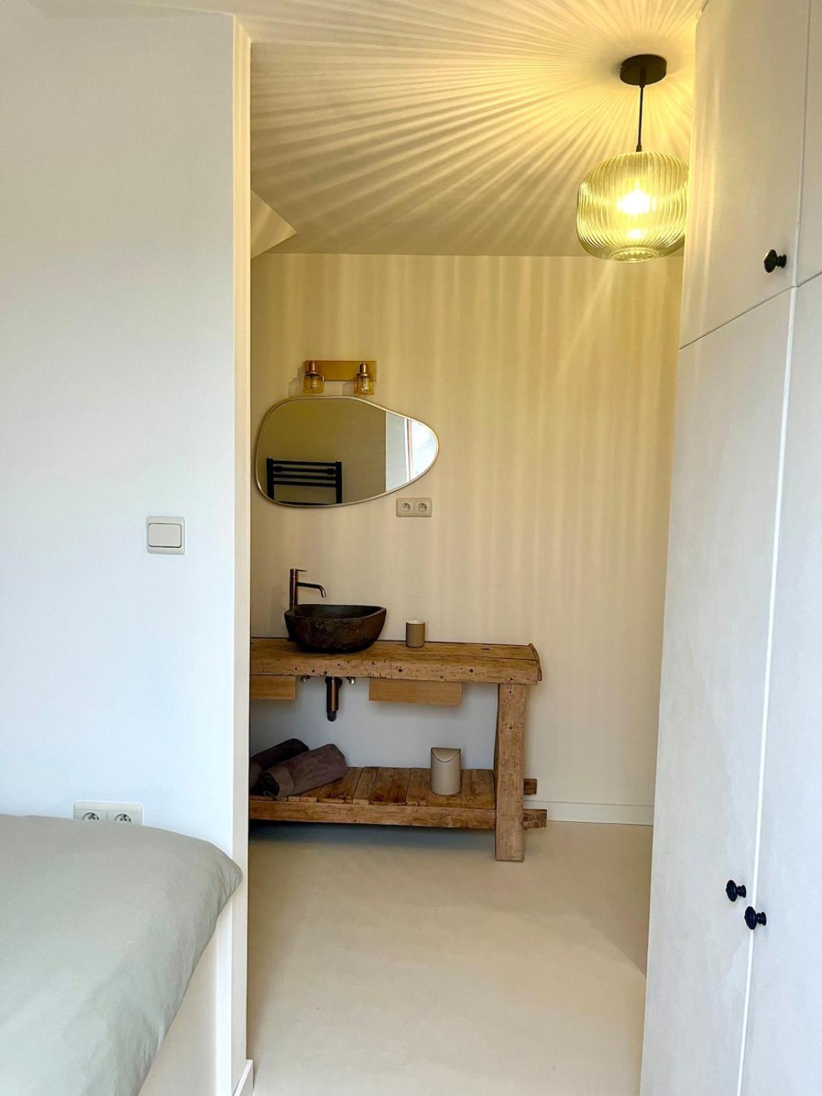 Stylish downtown loft and opposite park