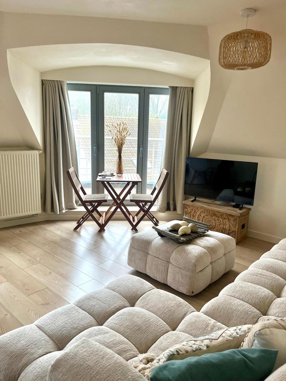 Stylish downtown loft and opposite park