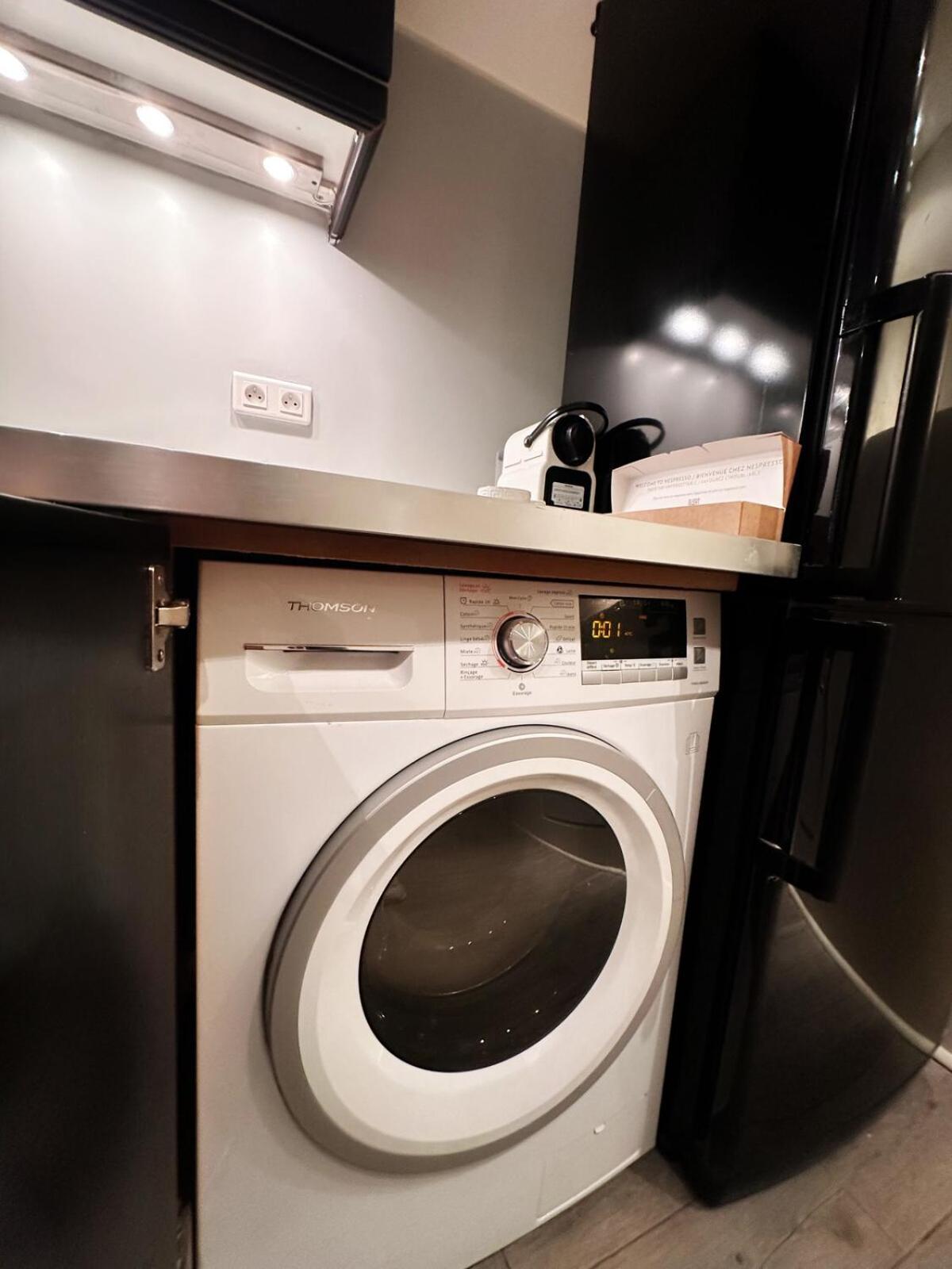 Champs-Élysées, Avenue Montaigne