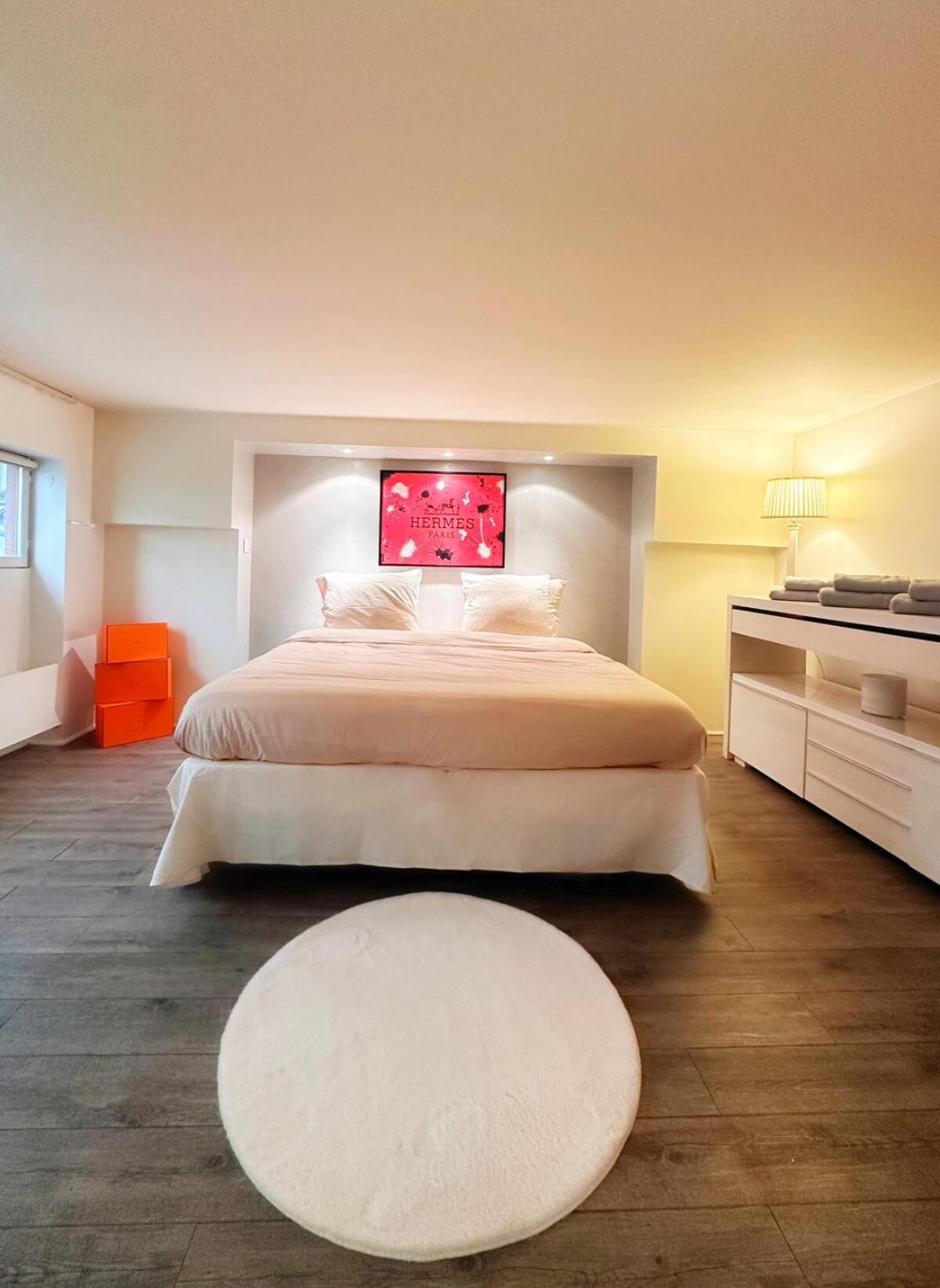 Champs-Élysées, Avenue Montaigne