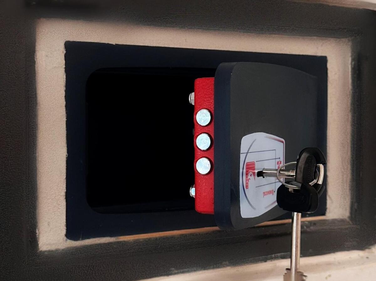 Champs-Élysées, Avenue Montaigne