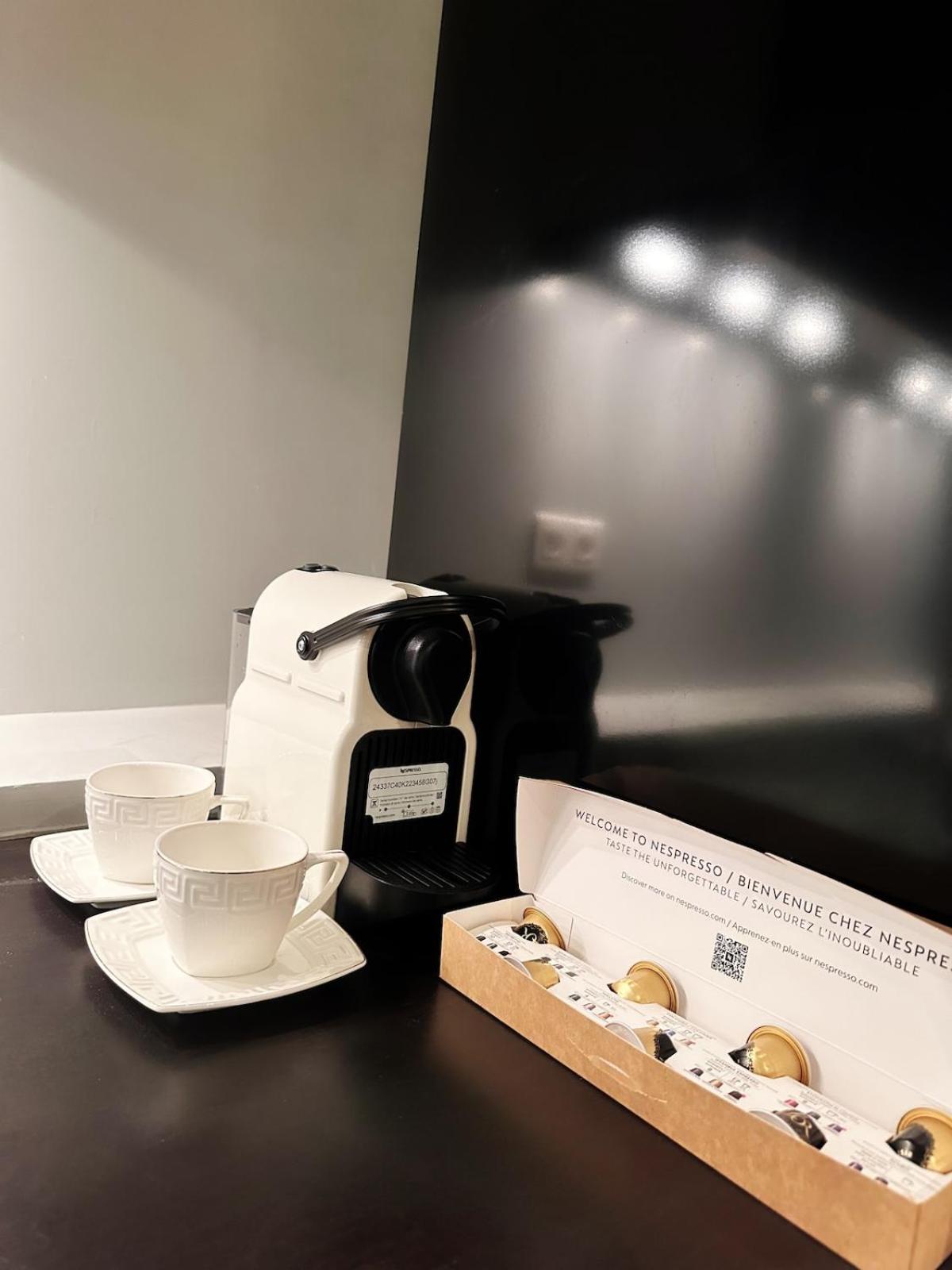 Champs-Élysées, Avenue Montaigne