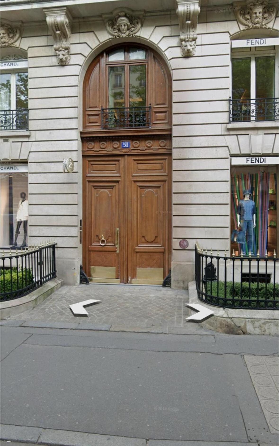 Champs-Élysées, Avenue Montaigne