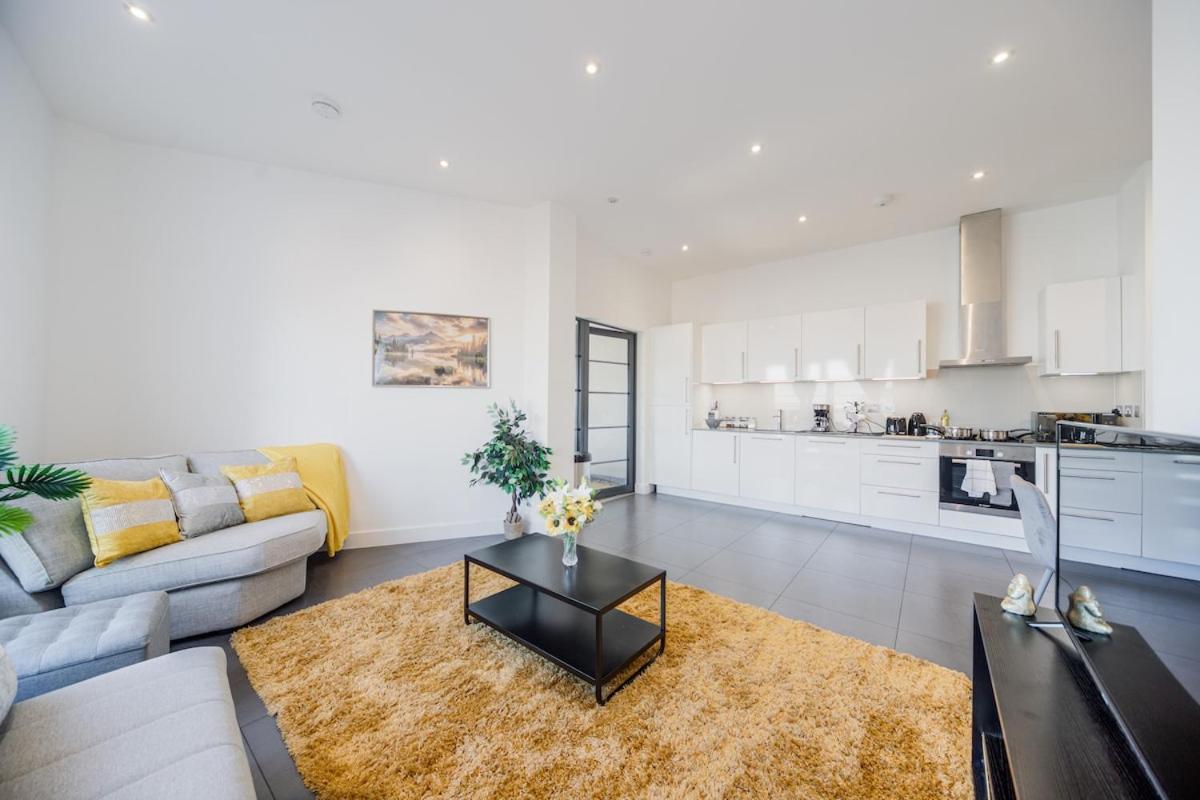 2 bed O2-Canary Wharf-Excel- in 30 mins London boat ride - 30 Mins Contractors-Families-Corporate people- Wifi 500mb-Flex CheckIn-Shops-Train Station