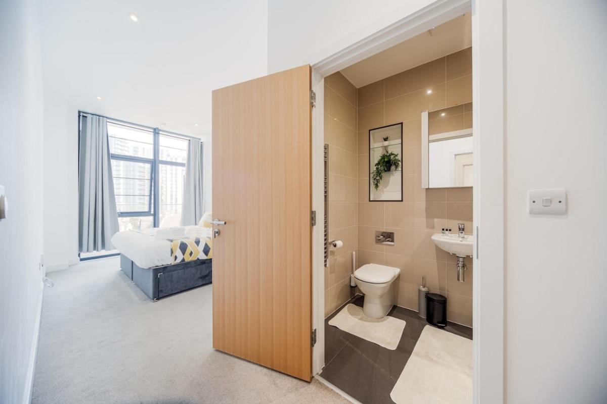 2 bed O2-Canary Wharf-Excel- in 30 mins London boat ride - 30 Mins Contractors-Families-Corporate people- Wifi 500mb-Flex CheckIn-Shops-Train Station