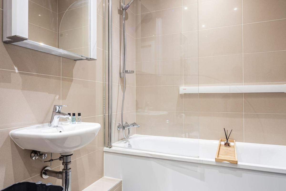 2 bed O2-Canary Wharf-Excel- in 30 mins London boat ride - 30 Mins Contractors-Families-Corporate people- Wifi 500mb-Flex CheckIn-Shops-Train Station