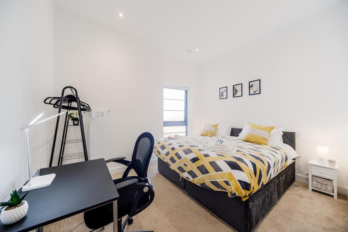 2 bed O2-Canary Wharf-Excel- in 30 mins London boat ride - 30 Mins Contractors-Families-Corporate people- Wifi 500mb-Flex CheckIn-Shops-Train Station