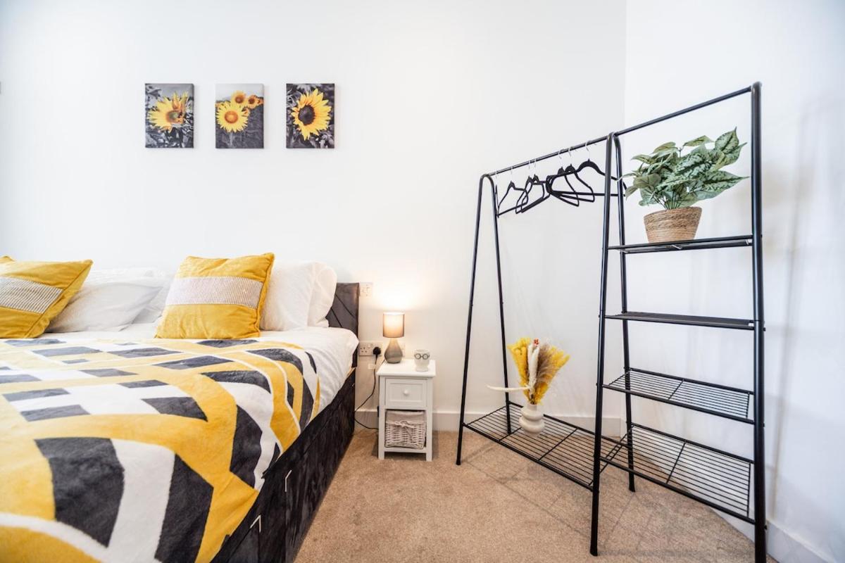 2 bed O2-Canary Wharf-Excel- in 30 mins London boat ride - 30 Mins Contractors-Families-Corporate people- Wifi 500mb-Flex CheckIn-Shops-Train Station