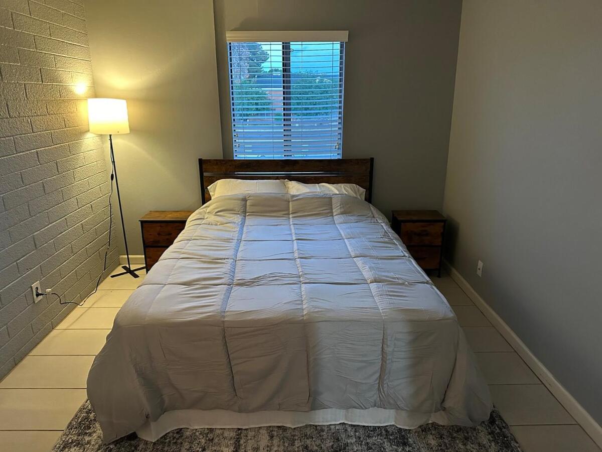 2 Bed 1 Bath Quiet Apartment Central Location in Phoenix
