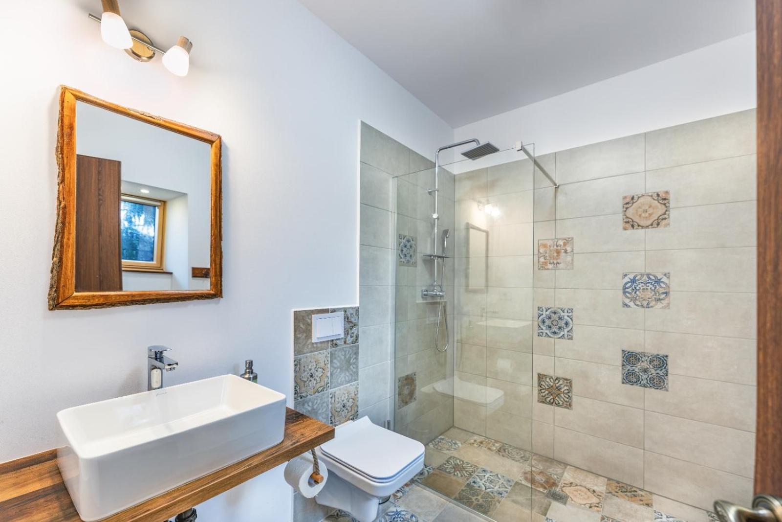 Værelse med kingsize-seng og udsigt over bjergene