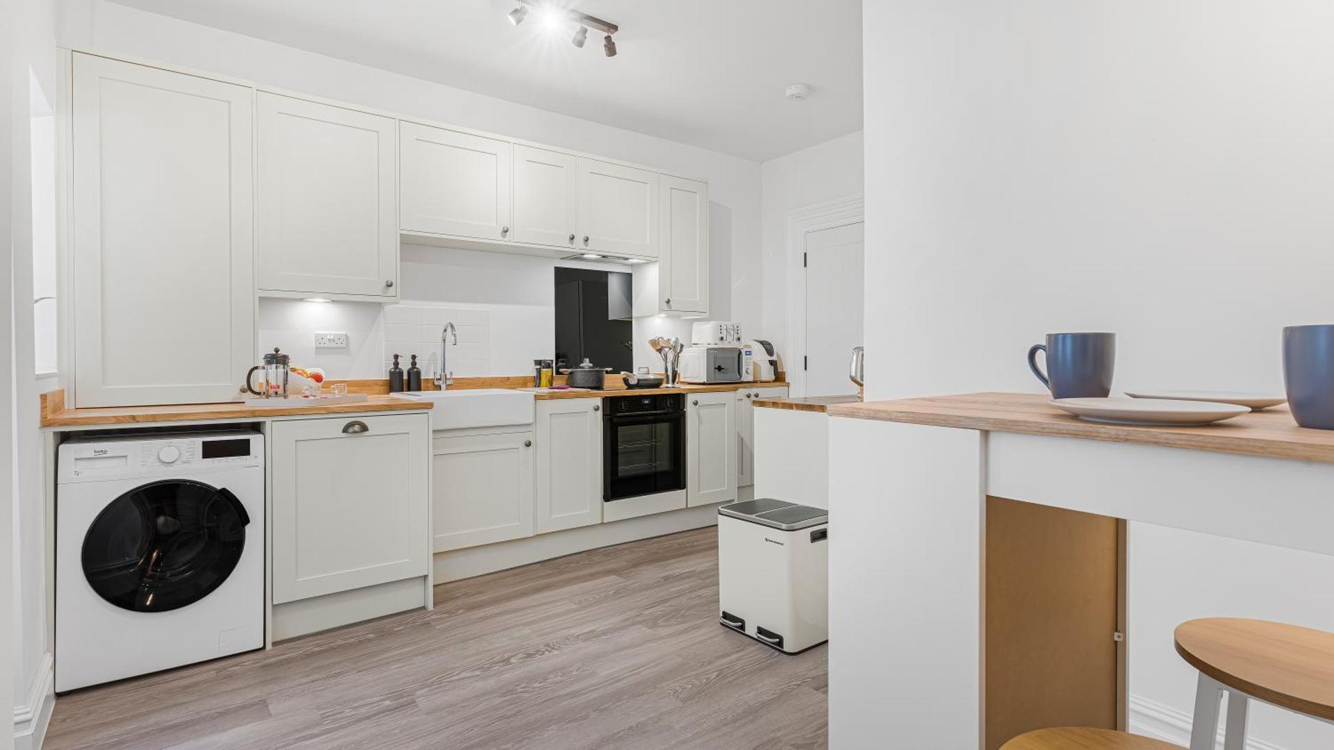 Luxury 3-Bed Cirencester Apartment with garden, parking and EV charger