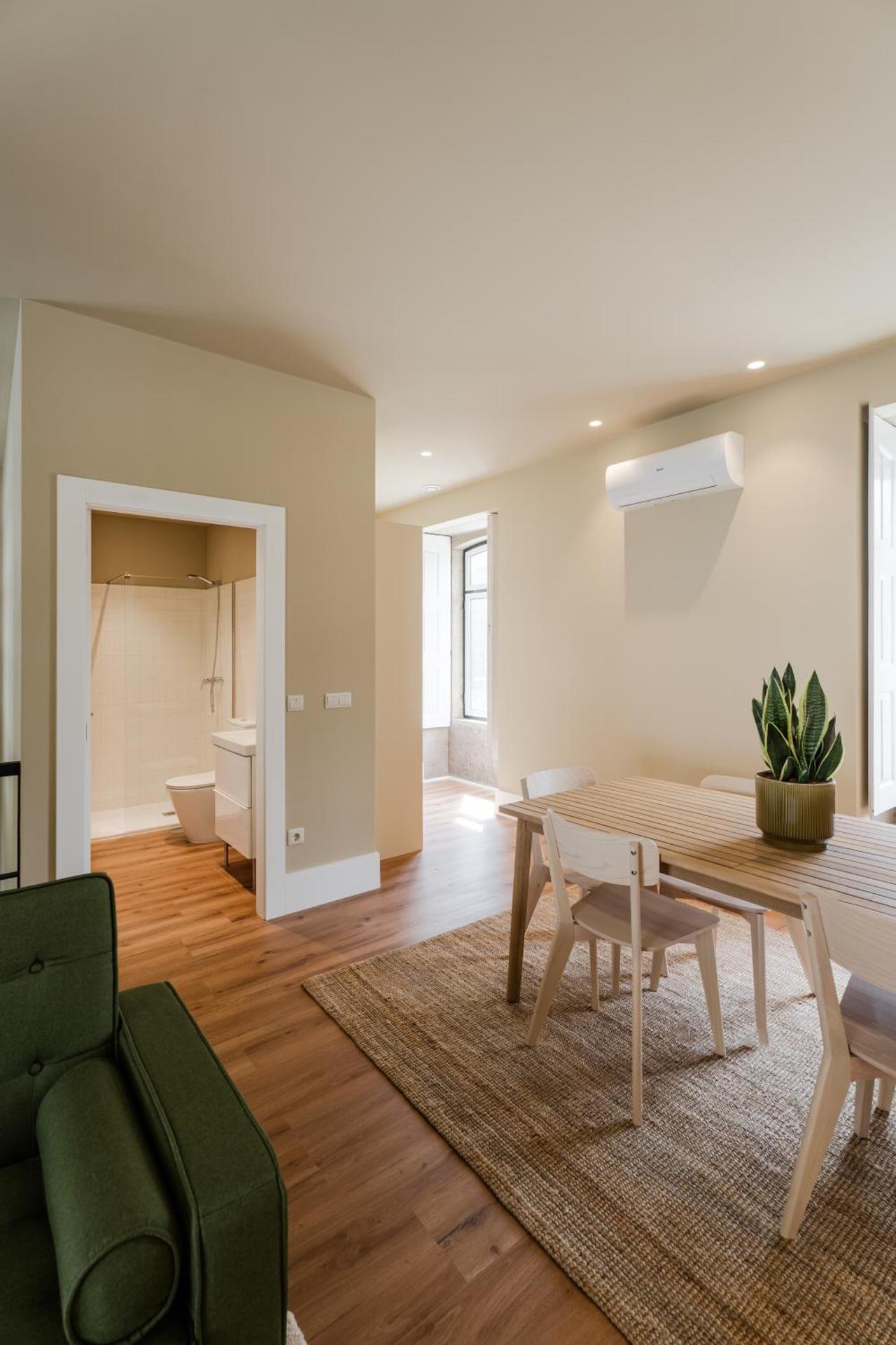 Estação de Mosteirô, Next Stop - by RowdHouses