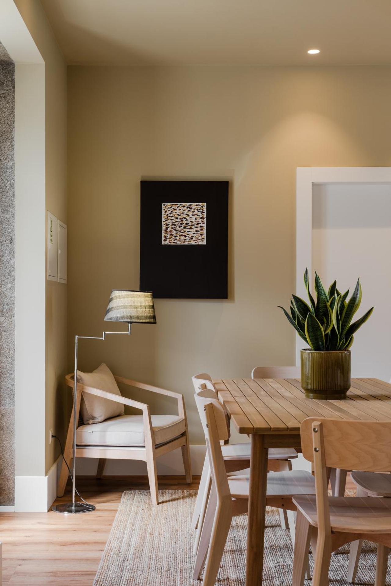 Estação de Mosteirô, Next Stop - by RowdHouses