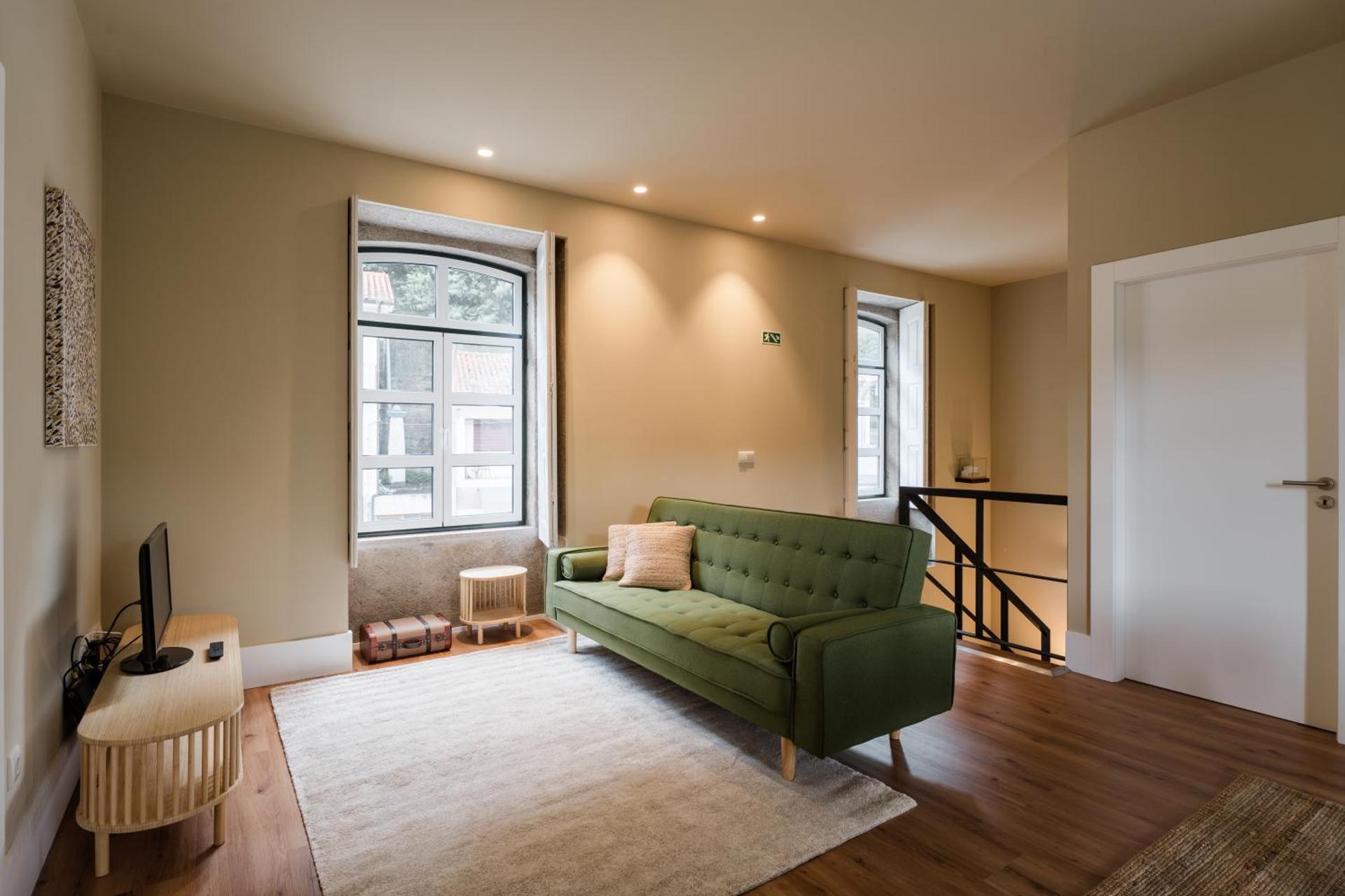 Estação de Mosteirô, Next Stop - by RowdHouses