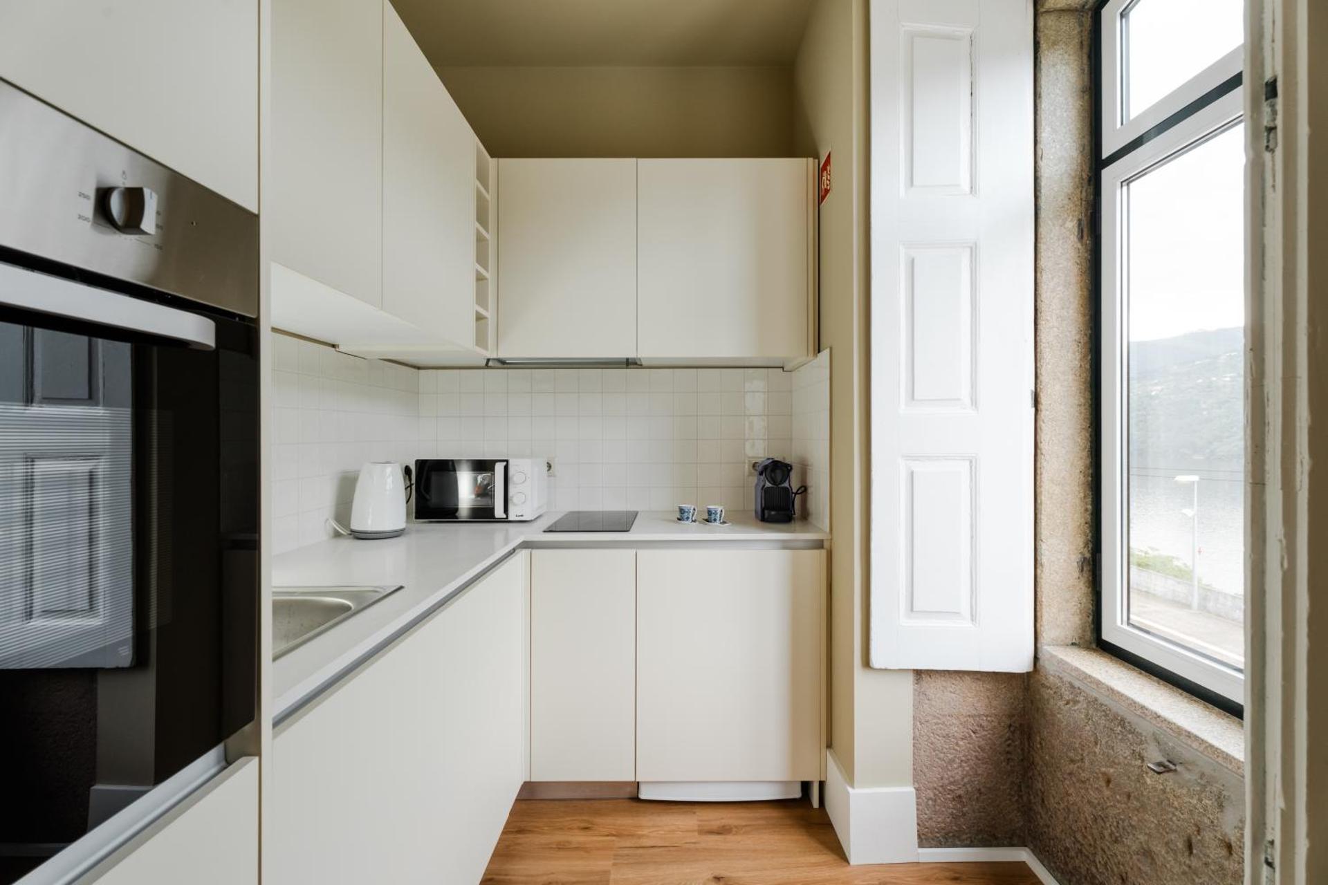 Estação de Mosteirô, Next Stop - by RowdHouses