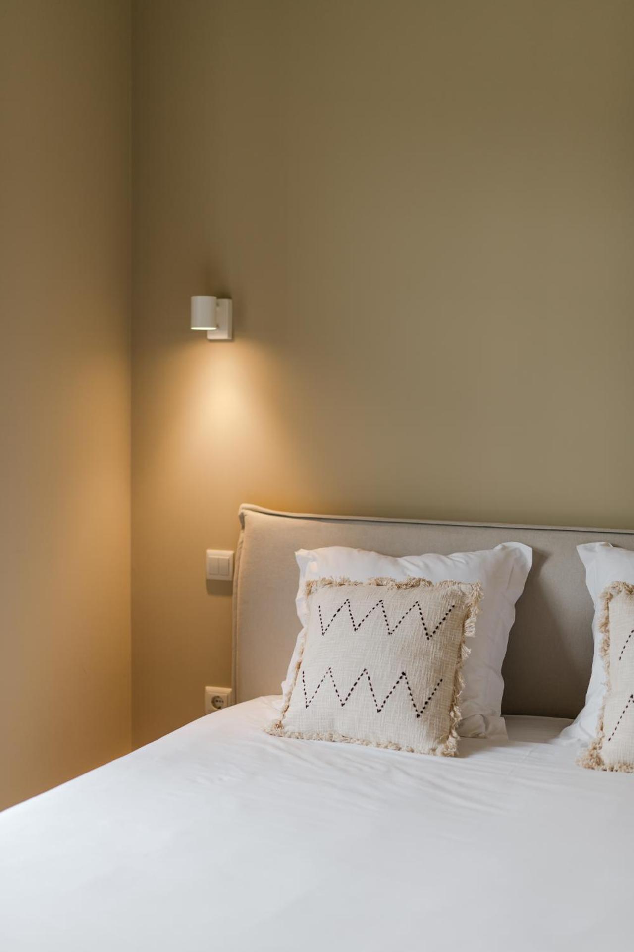 Estação de Mosteirô, Next Stop - by RowdHouses