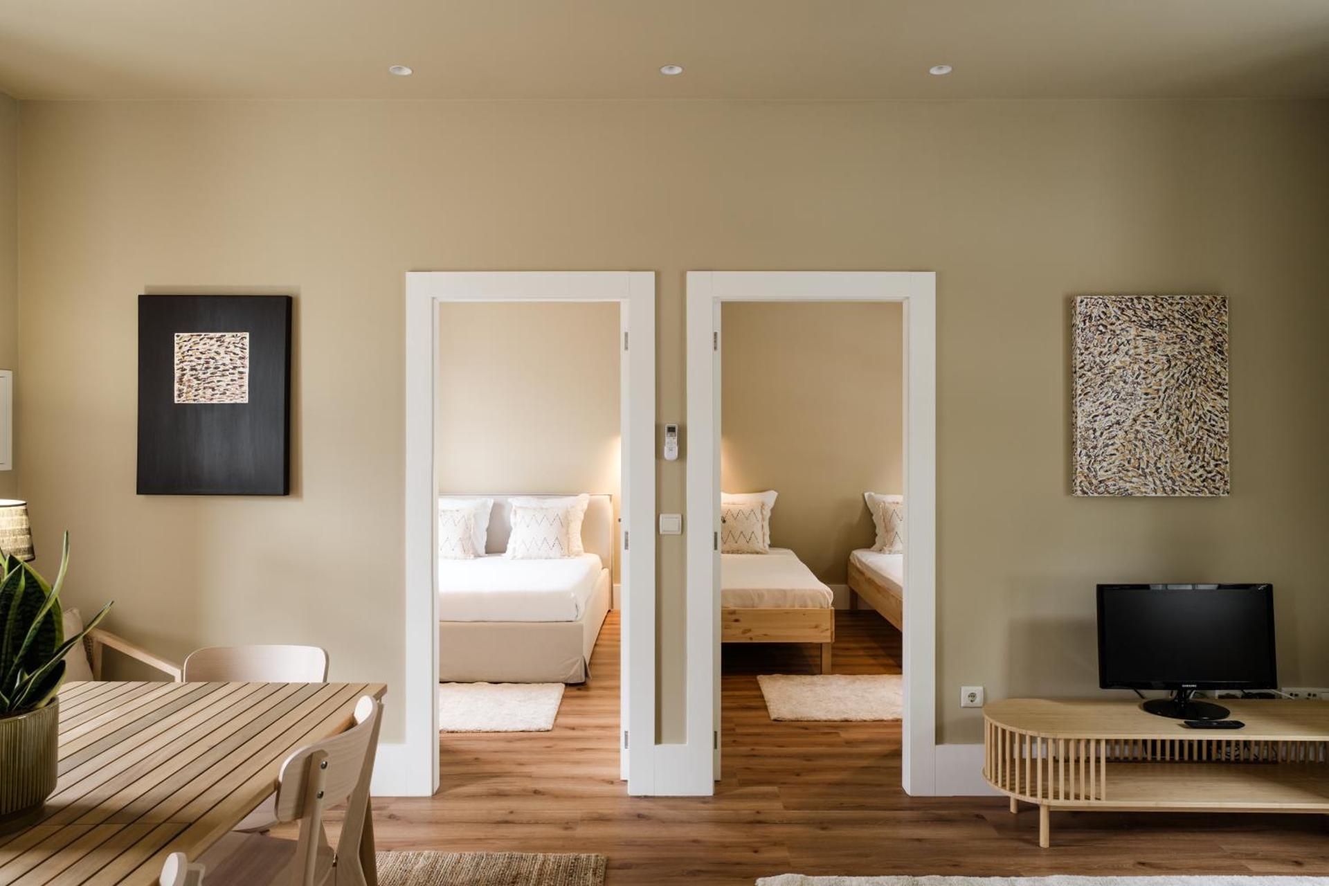 Estação de Mosteirô, Next Stop - by RowdHouses