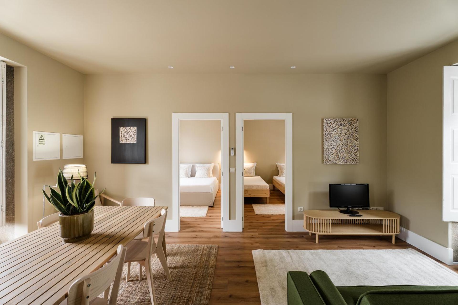 Estação de Mosteirô, Next Stop - by RowdHouses