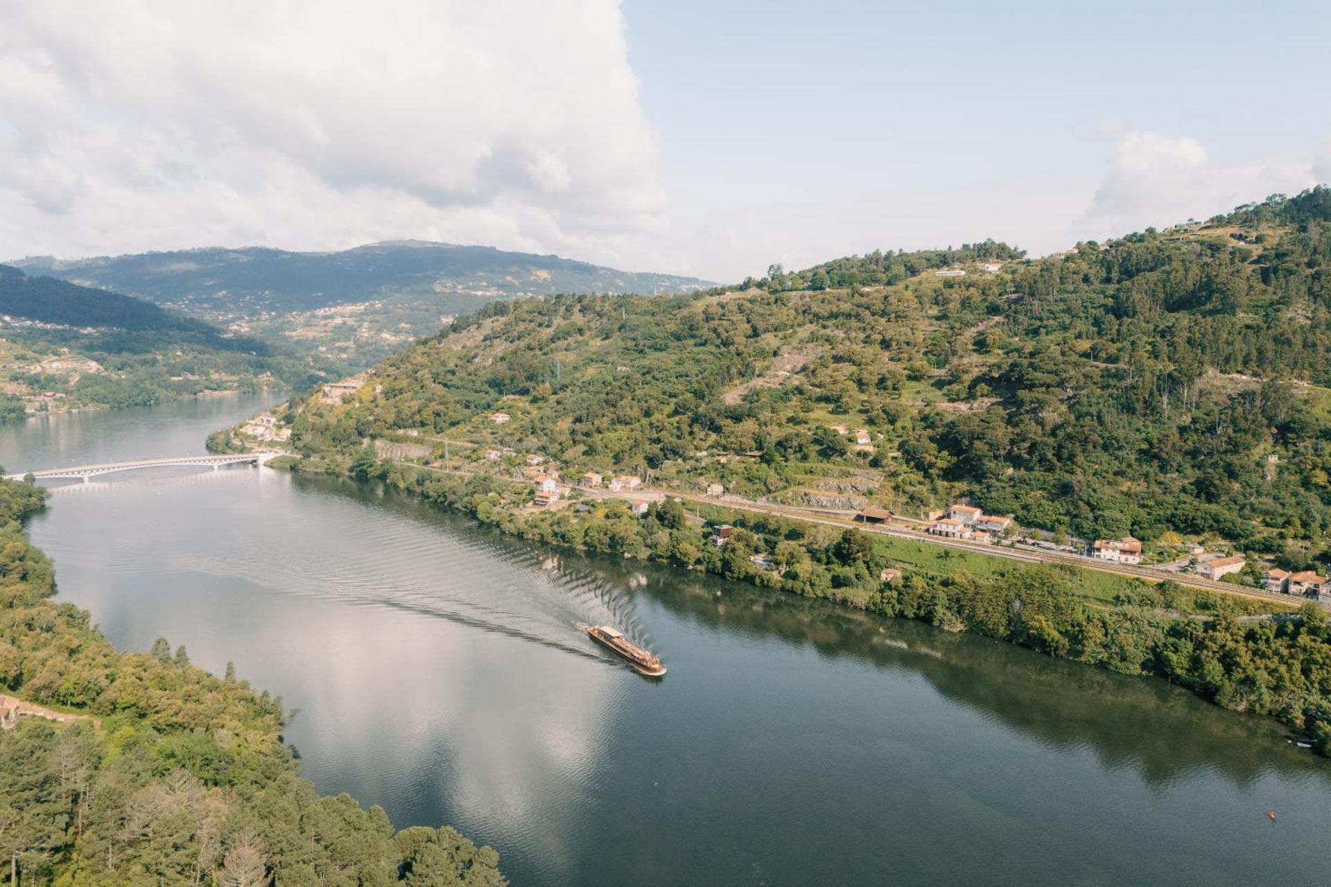 Estação de Mosteirô, Next Stop - by RowdHouses