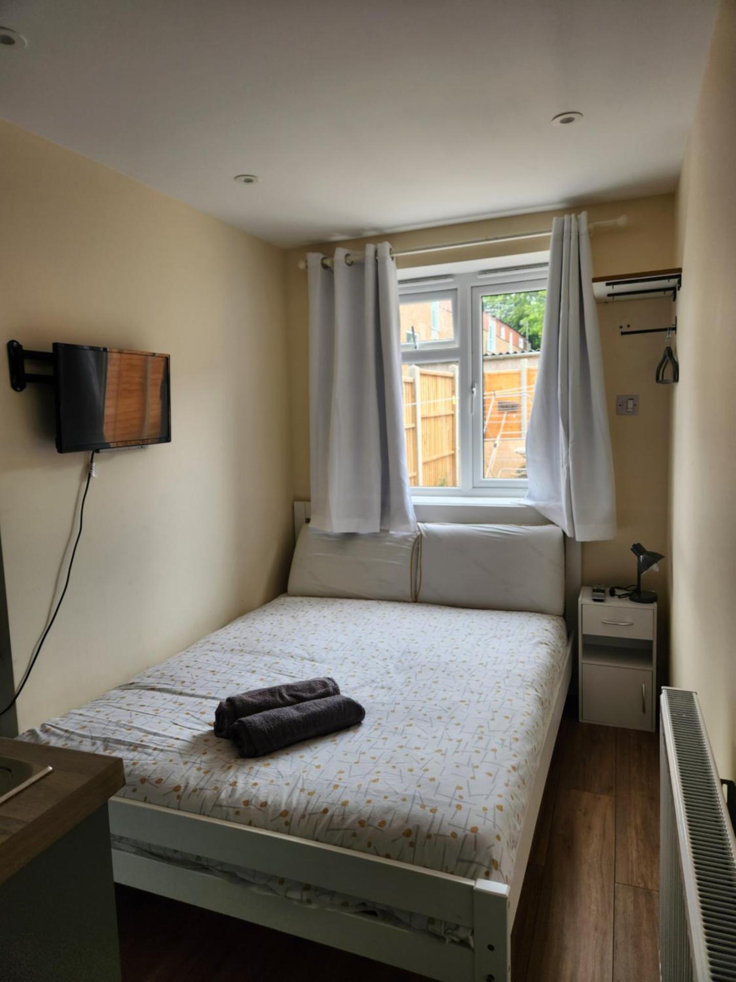 Ensuite Studio Flat Crawley-Gatwick