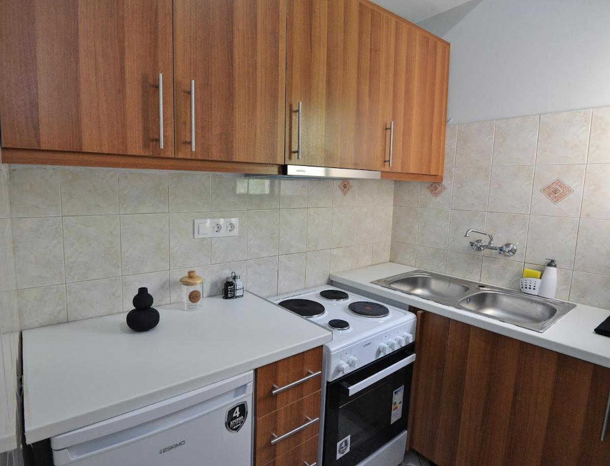 Seren Studio near Victoria Metro-Earthy Tones & Comfort