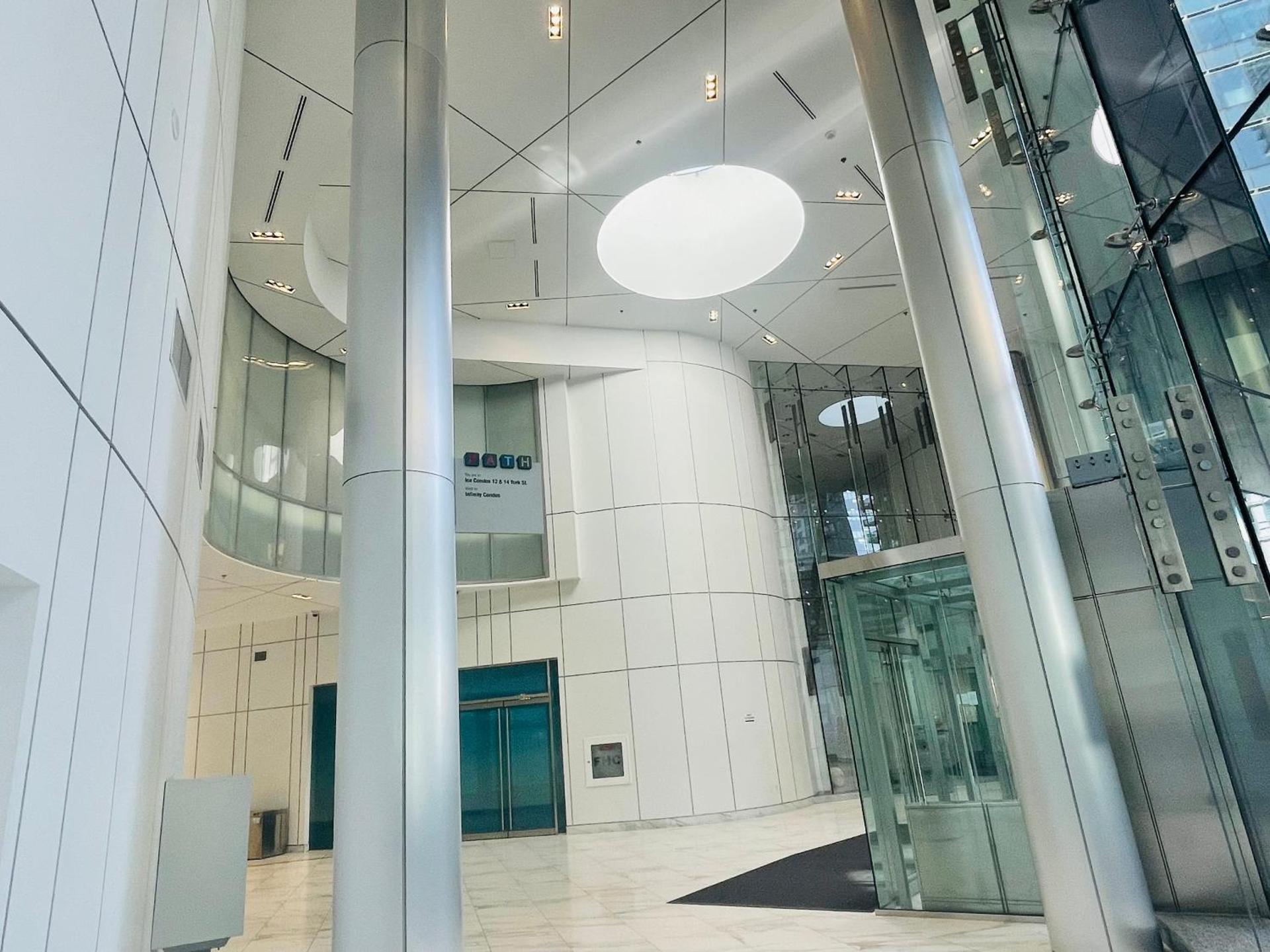 Superior Lakeview Luxury 3-Bedroom Suite on High Floor