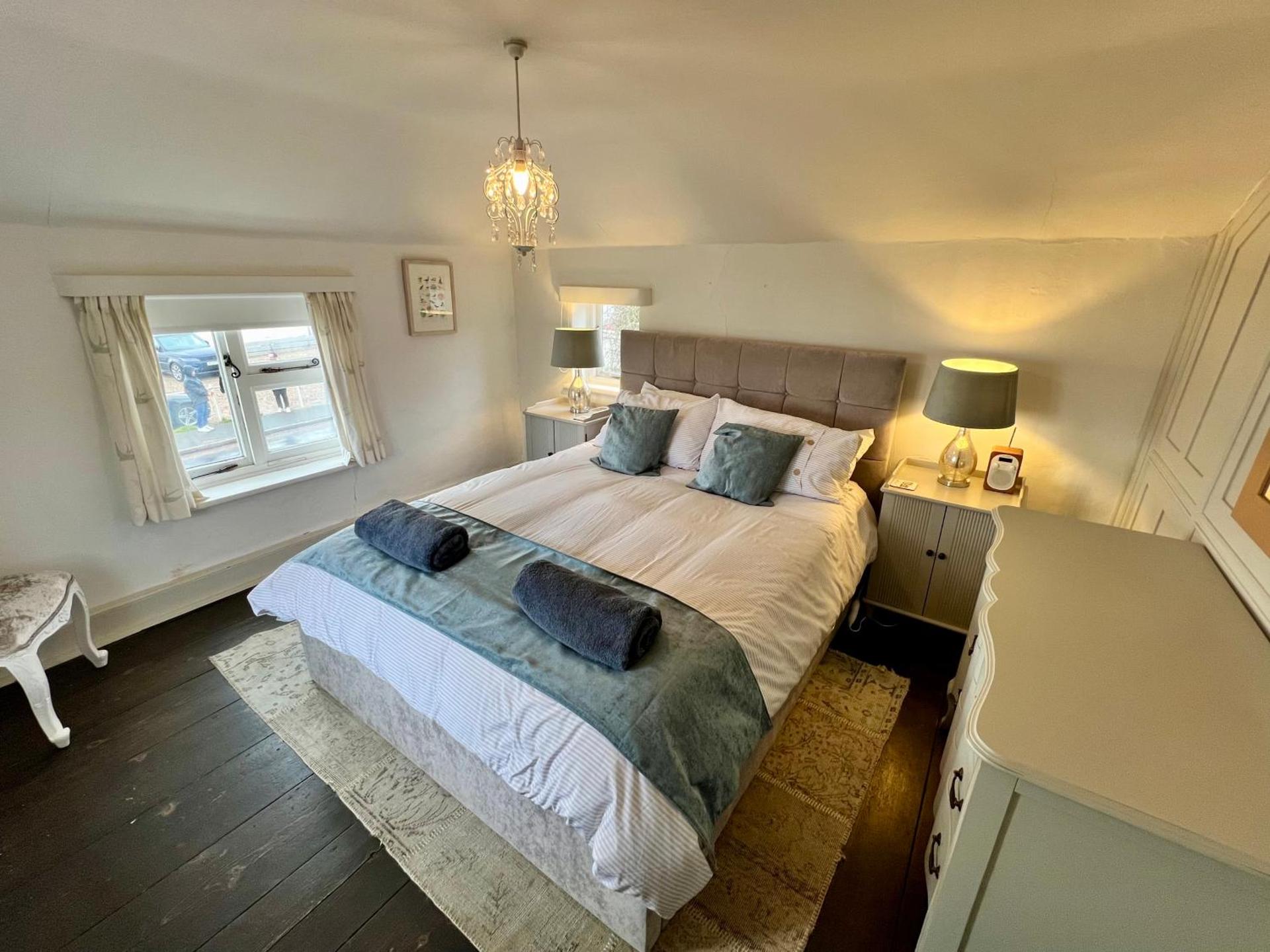 Cosy Coastal 2-Bedroom Cottage with Hot Tub and Log Burner