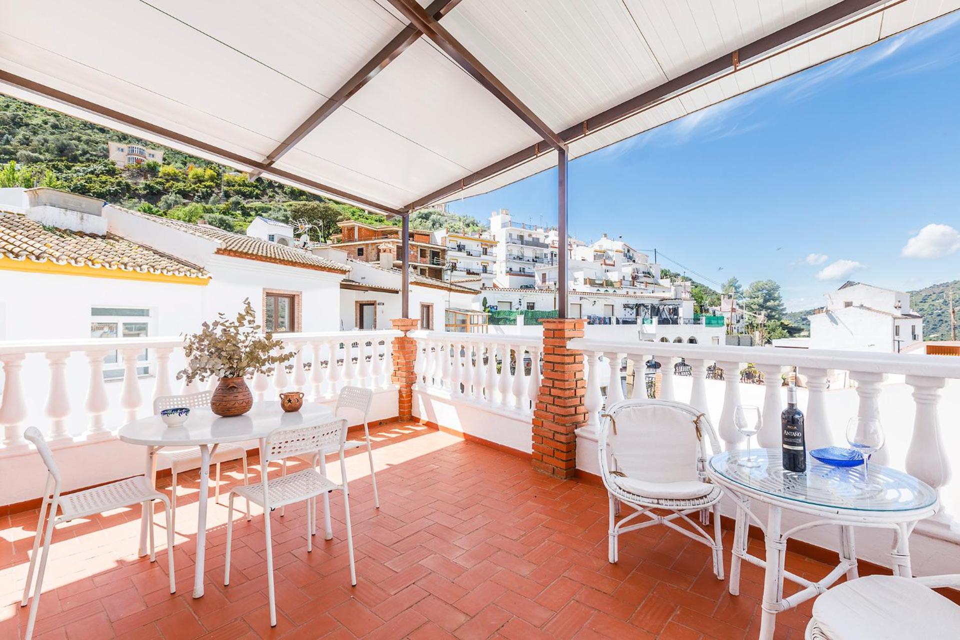 Casa Elodí, 3 beautiful apartments and 1 private studio in Sayalonga