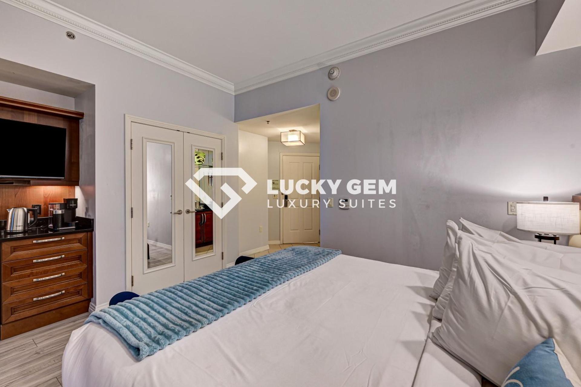 Lucky Gem Penthouse & Luxury Suites at Signature Resort, Balcony Strip View 3505