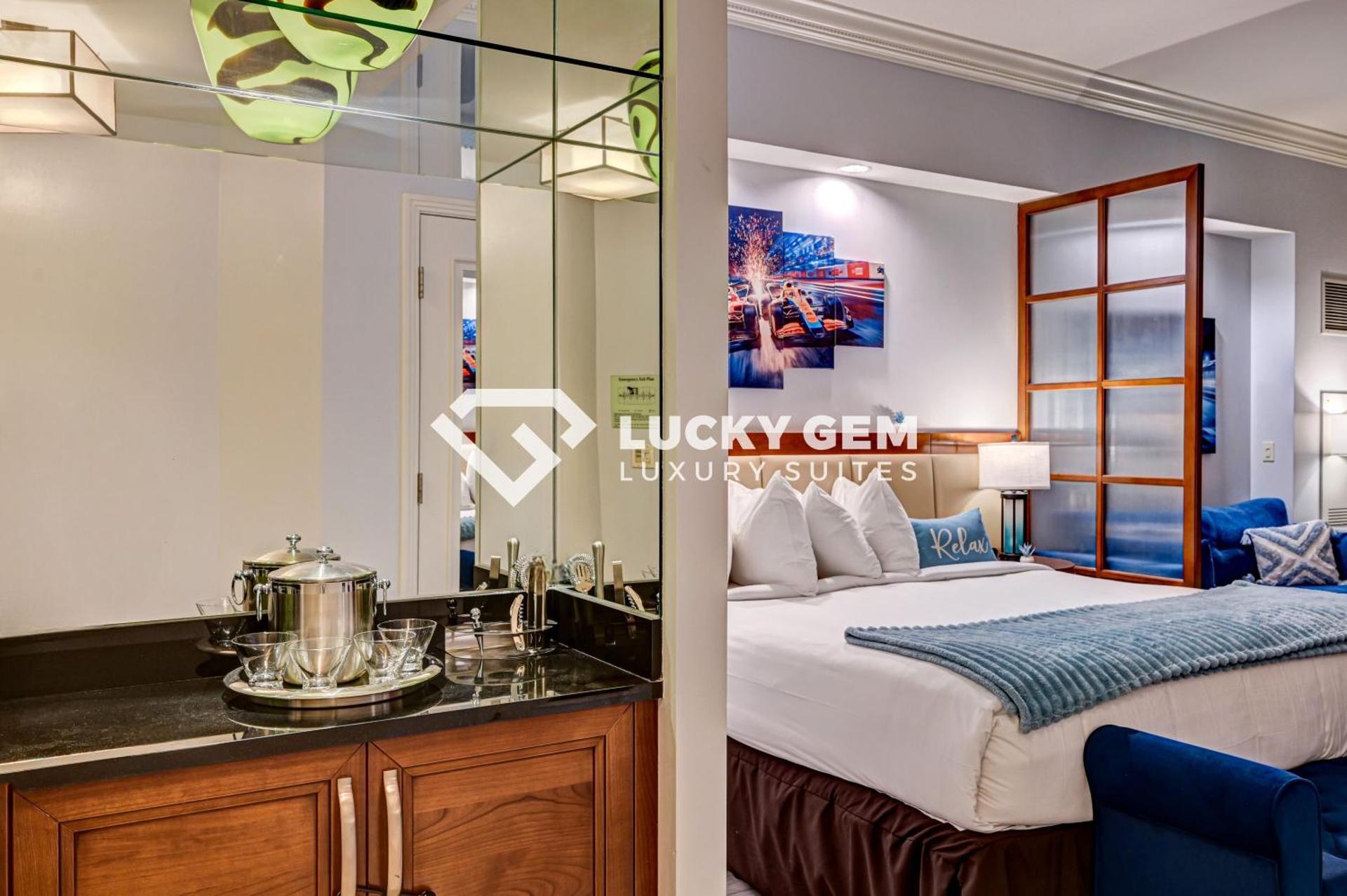 Lucky Gem Penthouse & Luxury Suites at Signature Resort, Balcony Strip View 3505