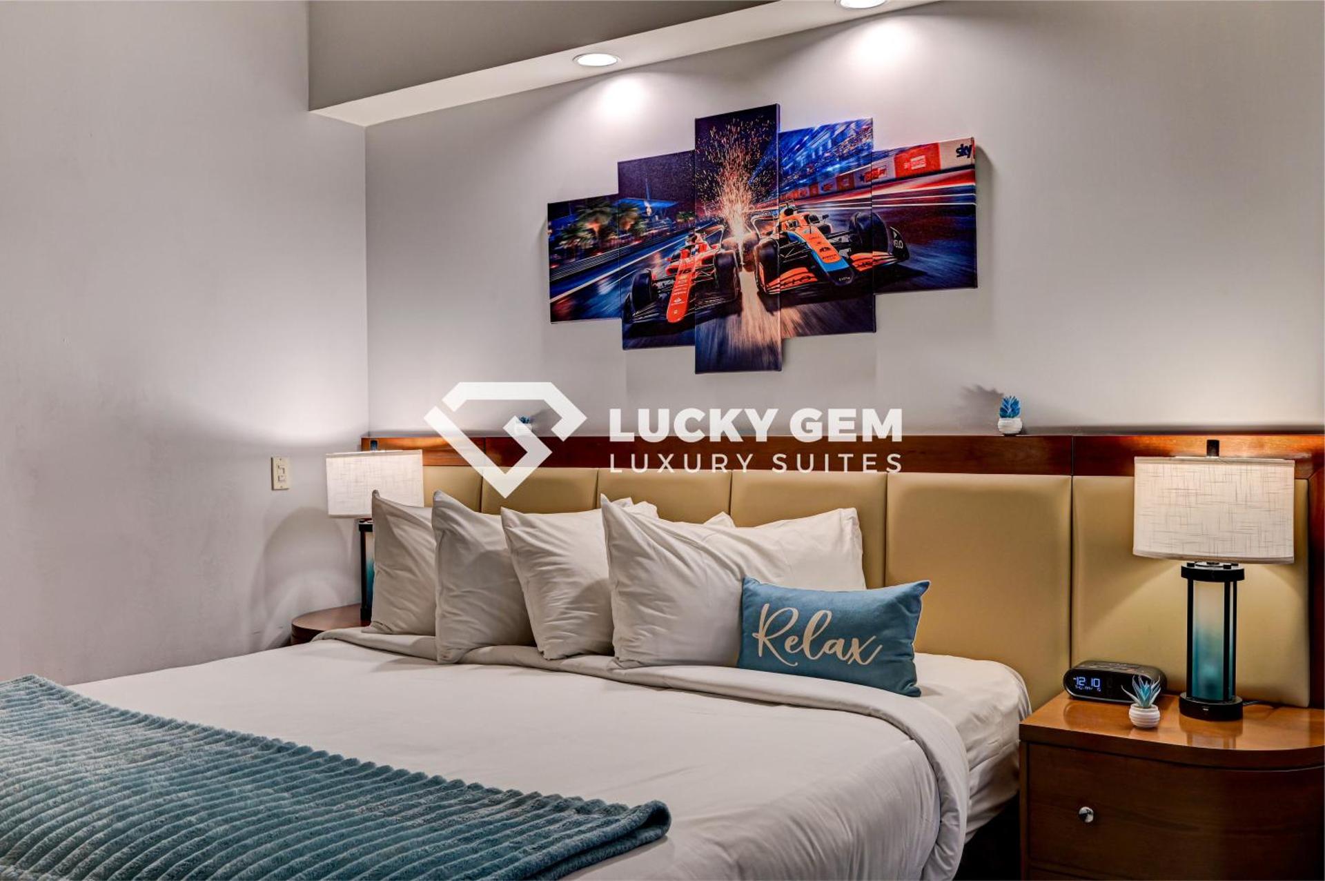 Lucky Gem Penthouse & Luxury Suites at Signature Resort, Balcony Strip View 3505