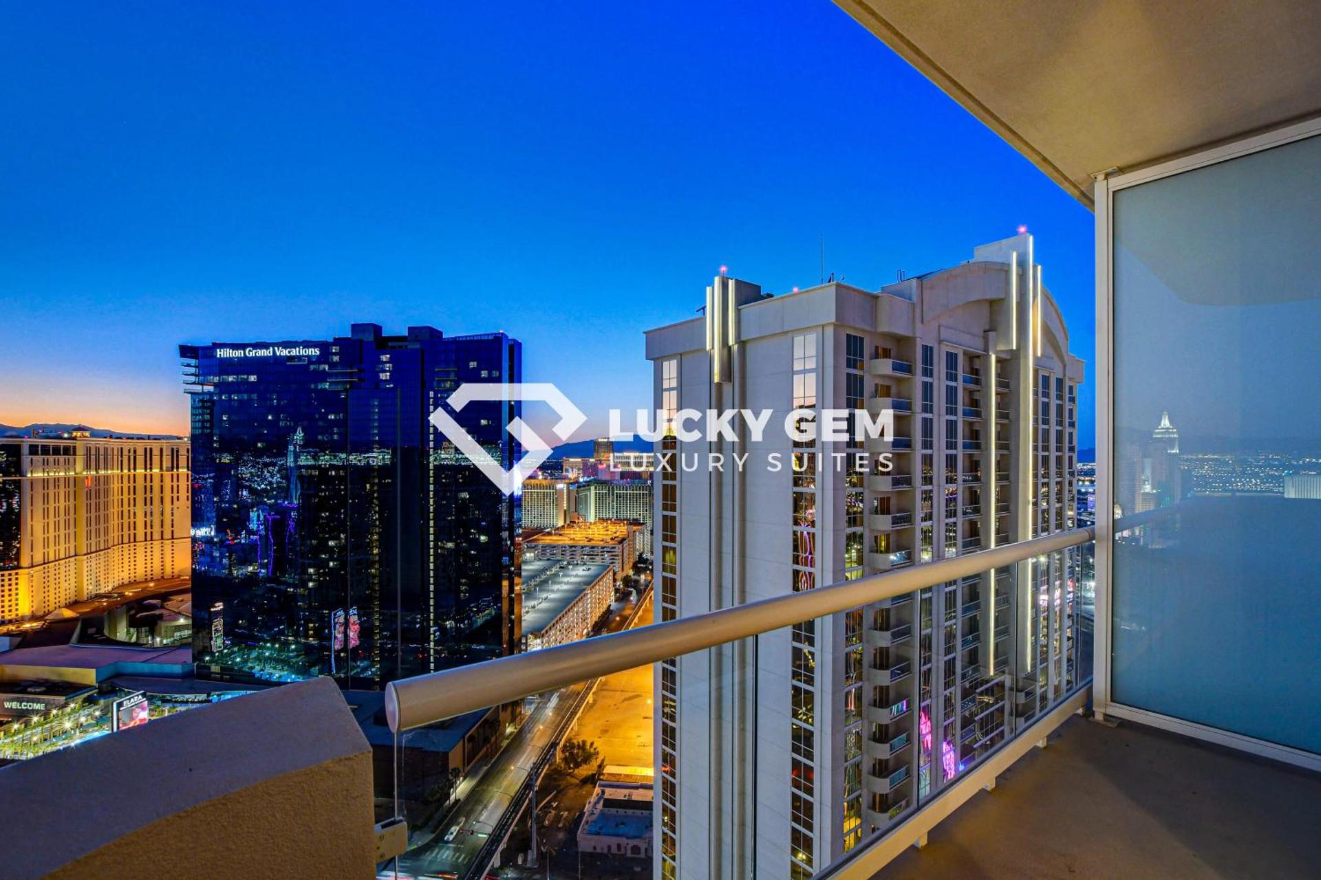 Lucky Gem Penthouse & Luxury Suites at Signature Resort, Balcony Strip View 3505