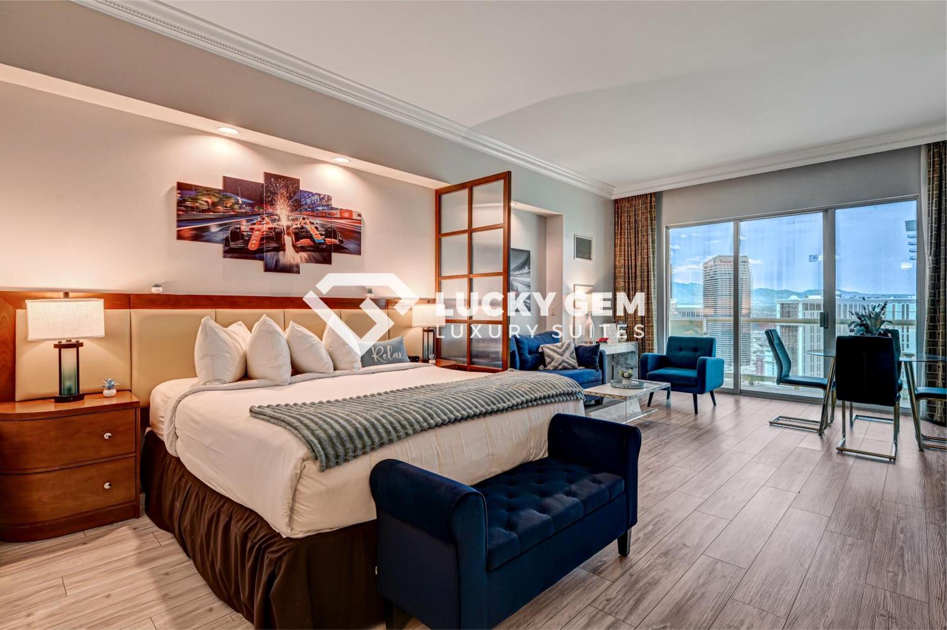 Lucky Gem Penthouse & Luxury Suites at Signature Resort, Balcony Strip View 3505