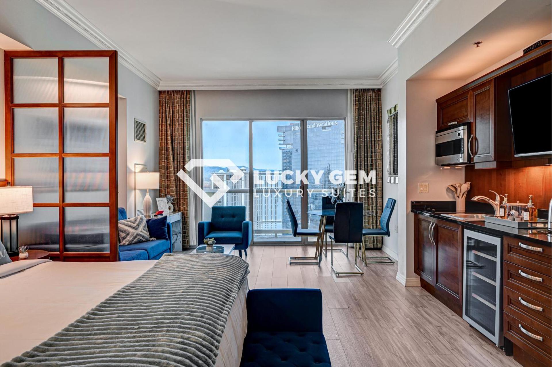 Lucky Gem Penthouse & Luxury Suites at Signature Resort, Balcony Strip View 3505