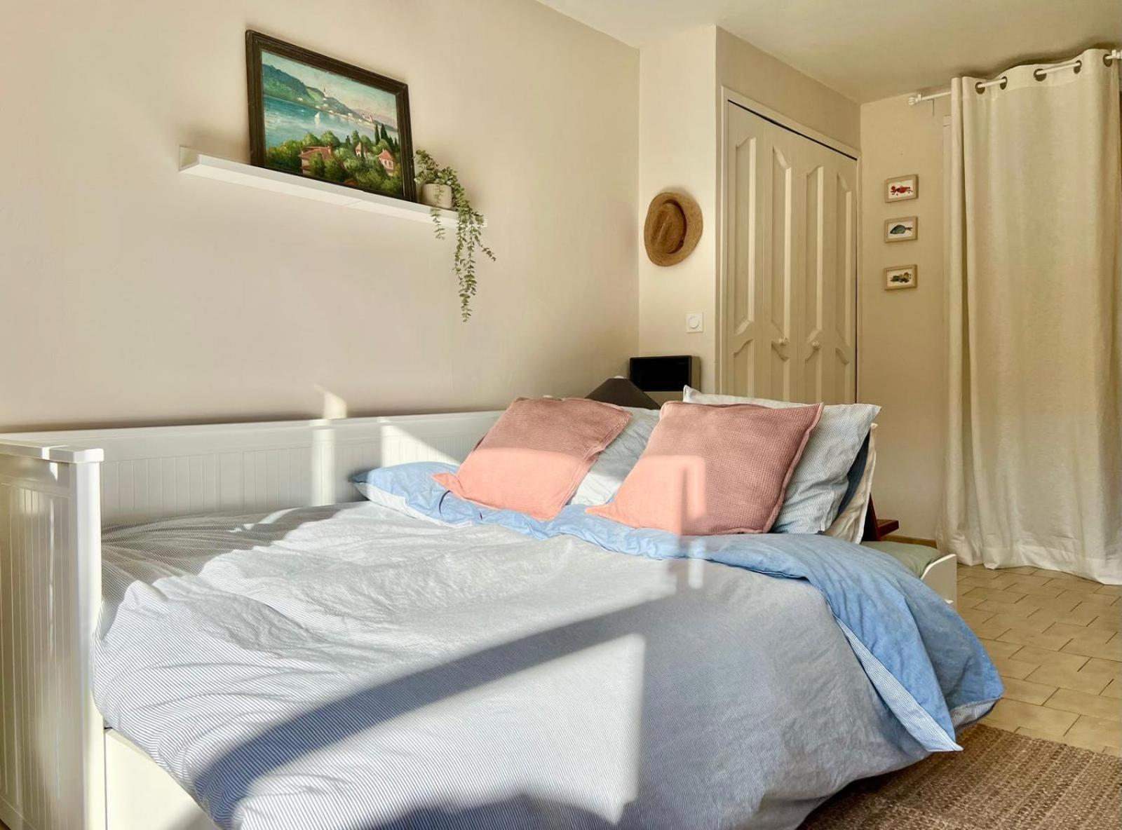 Beautiful studio terrace with Esparron lake view 4 people