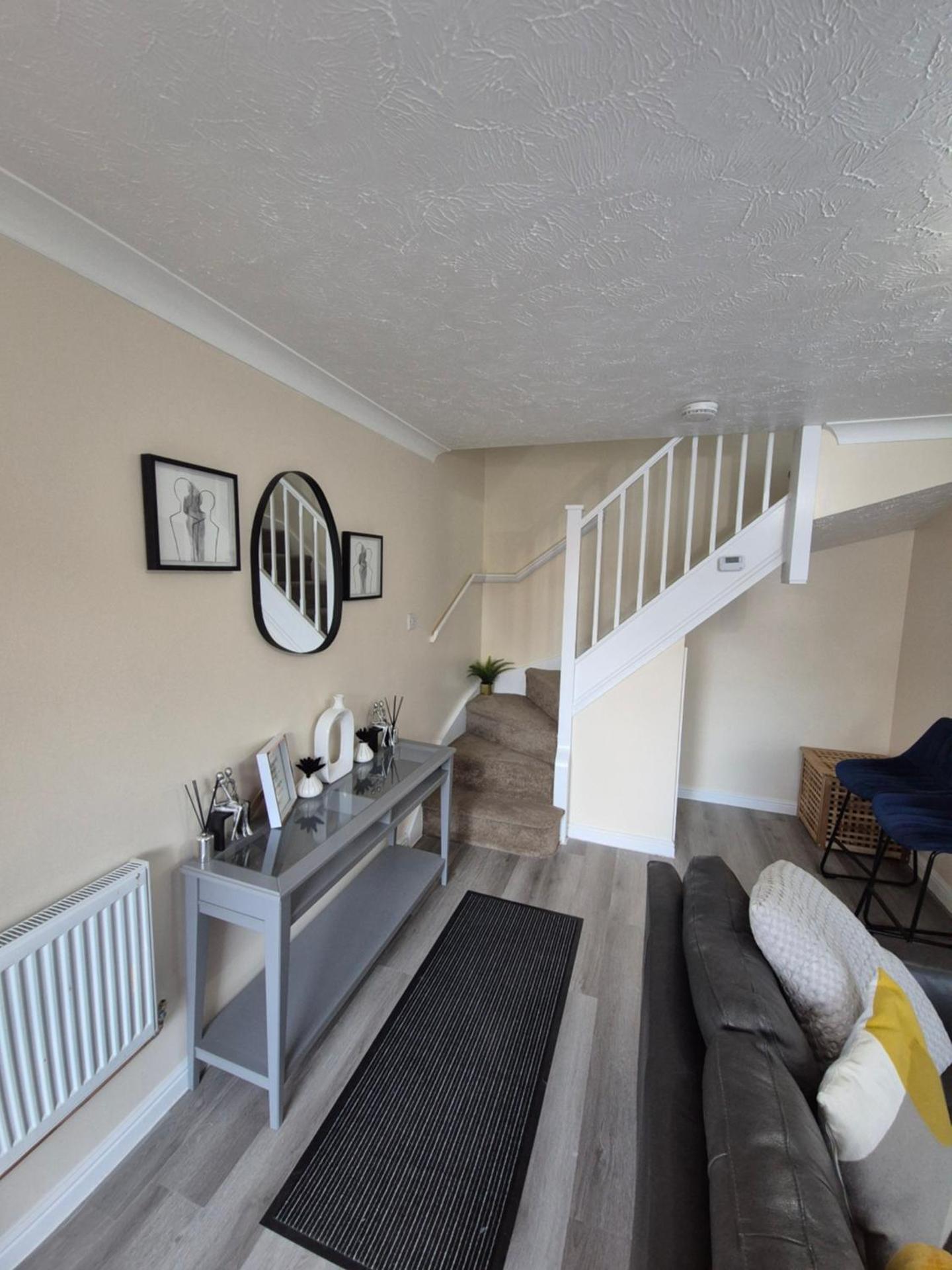 Cosy 2 Bedroom House Stevenage Old town Close to Train Station Free Parking Sleeps 4-6