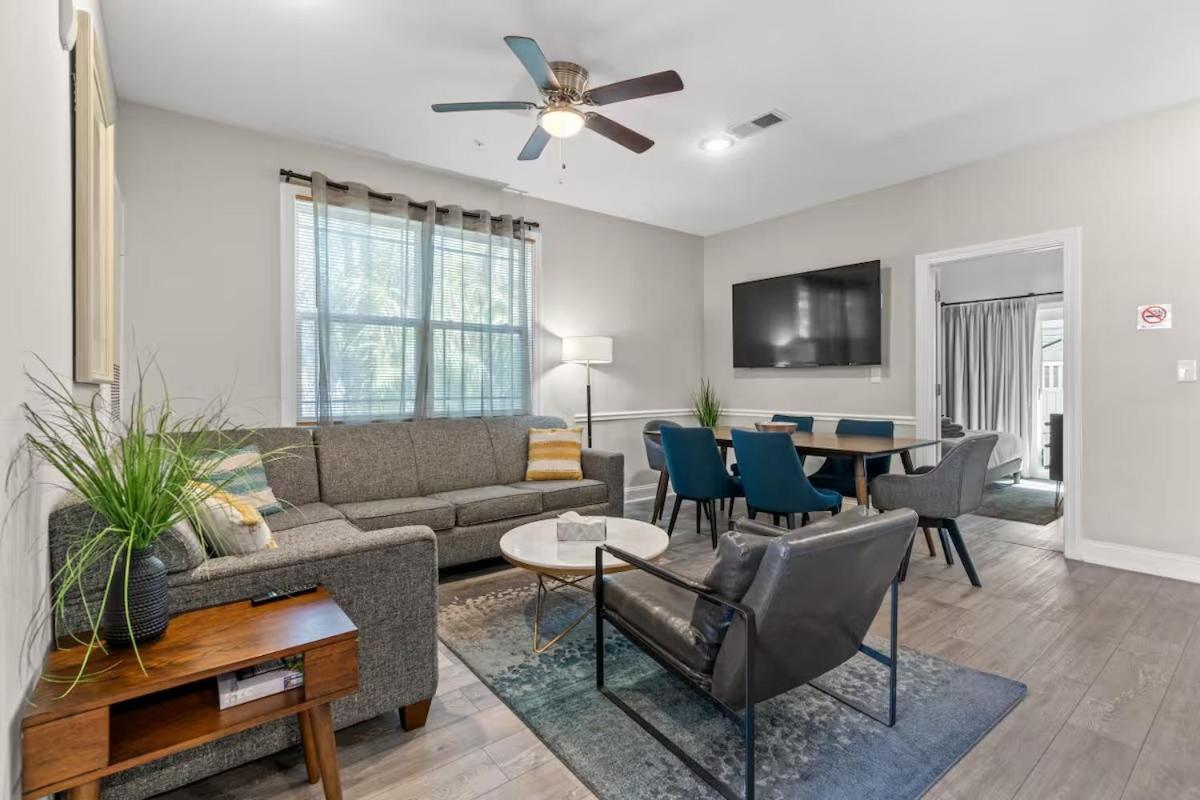 Modern 4BR Ground Level King Beds Steps 2 Beach C