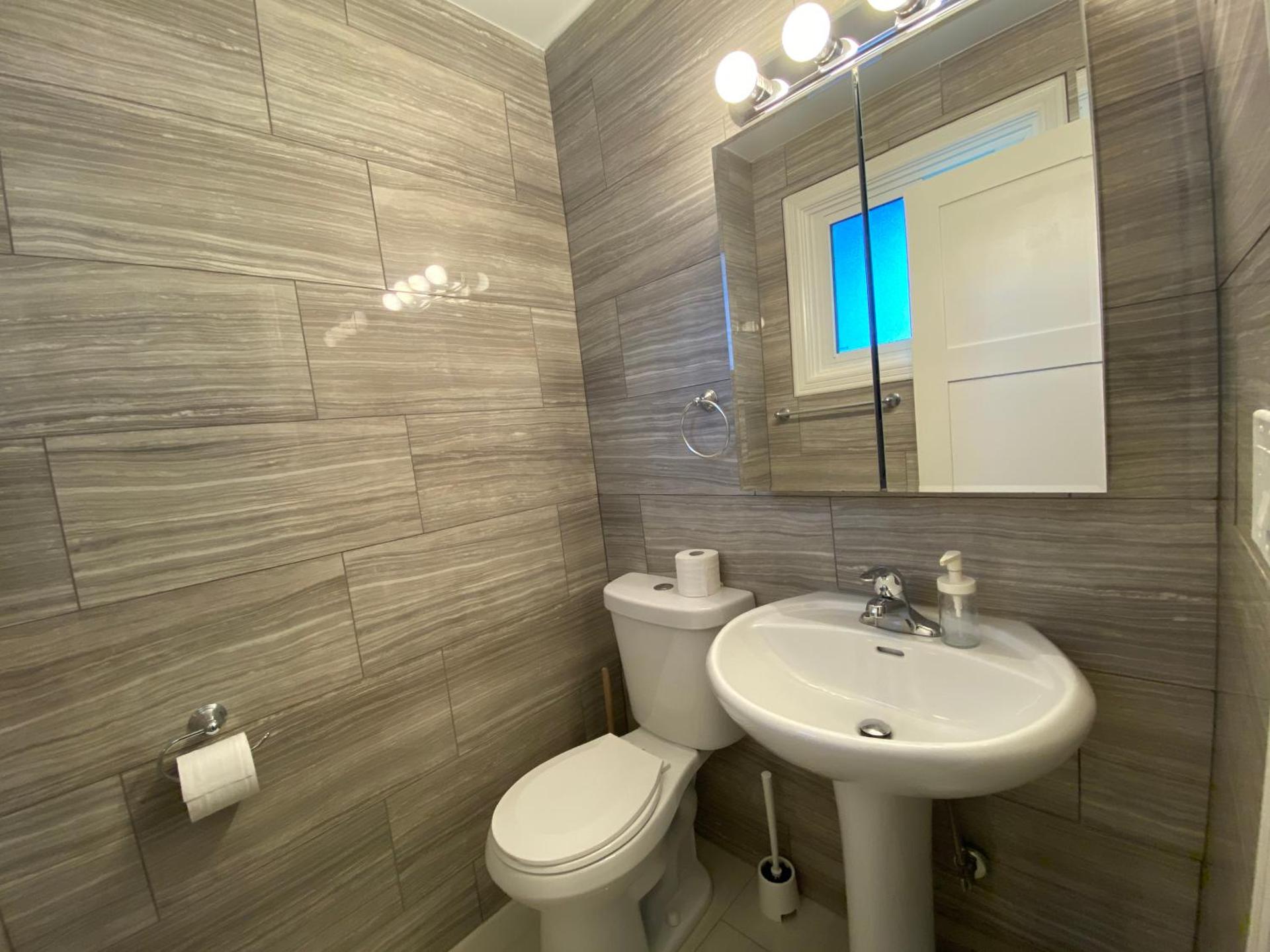 Yonge and Finch Subway !O Cozy & Modern Private Bdr with Private Half Bathroom