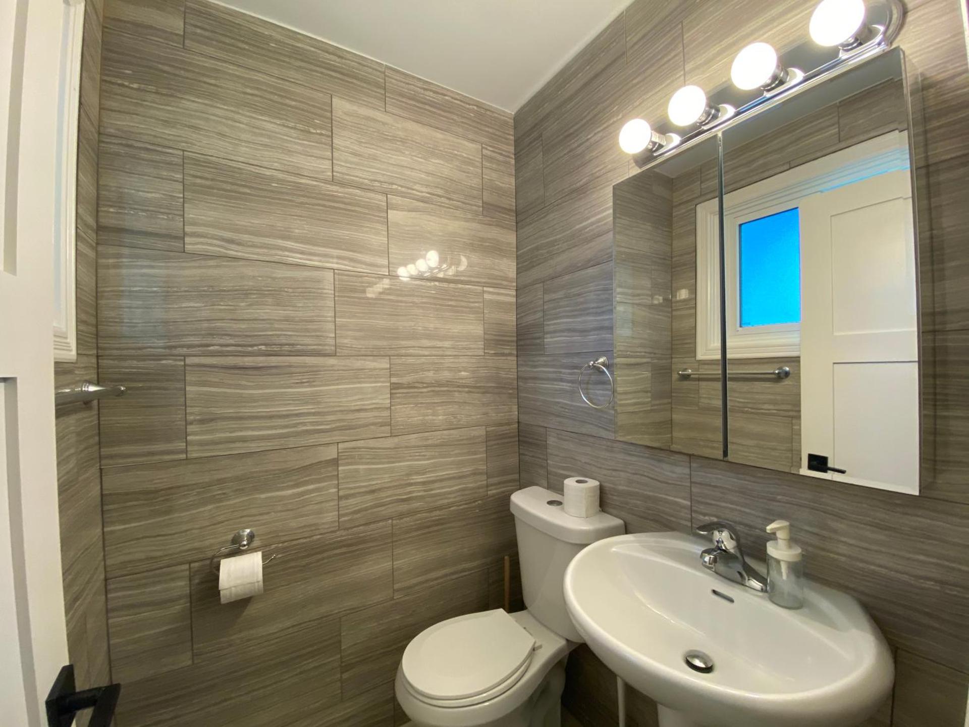 Yonge and Finch Subway !O Cozy & Modern Private Bdr with Private Half Bathroom