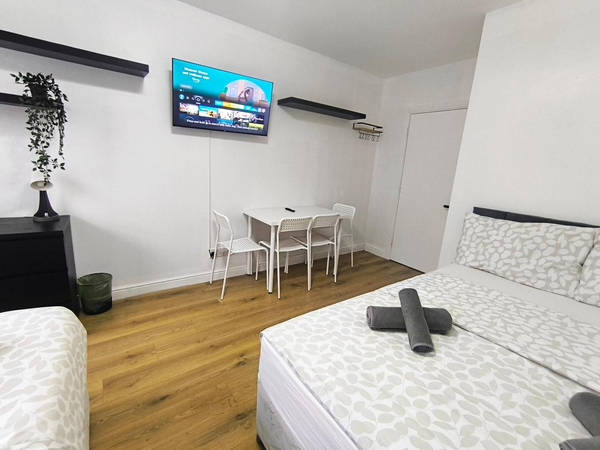 4 person room 3min from South Wimbeldon tube station Room2