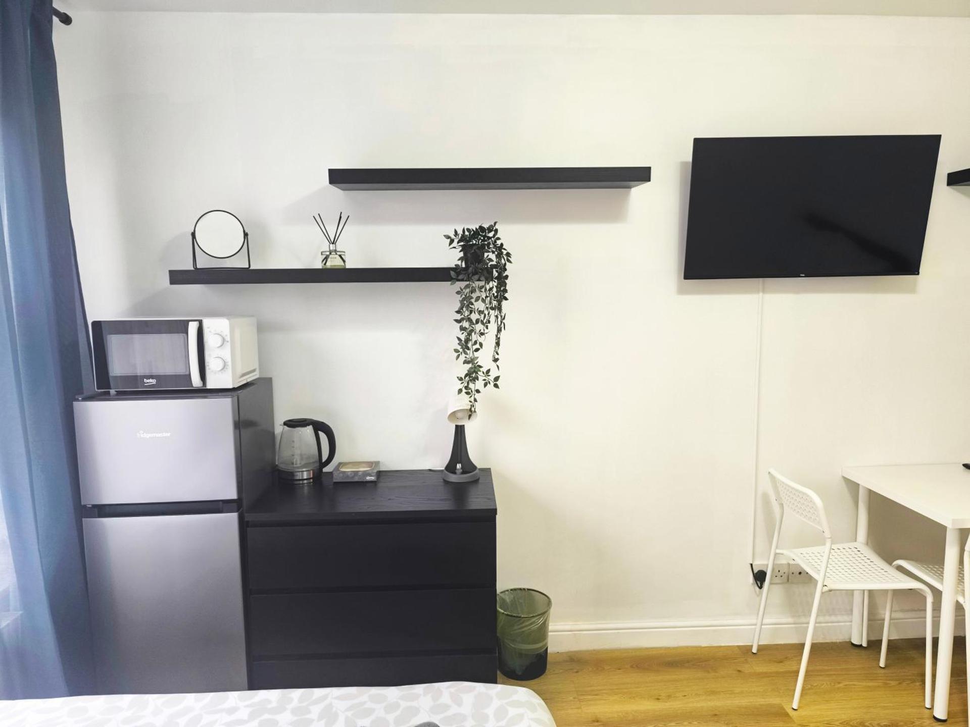 4 person room 3min from South Wimbeldon tube station Room2