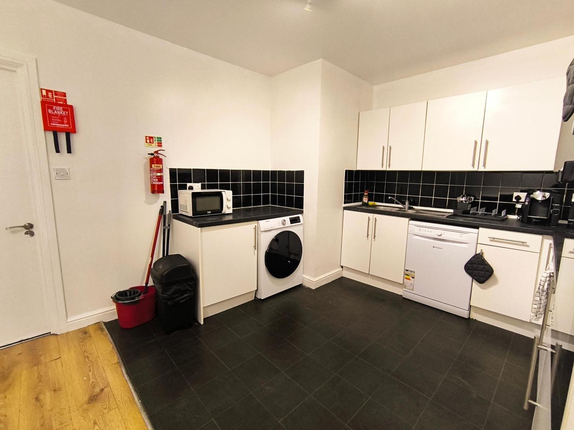 4 person room 3min from South Wimbeldon tube station Room2