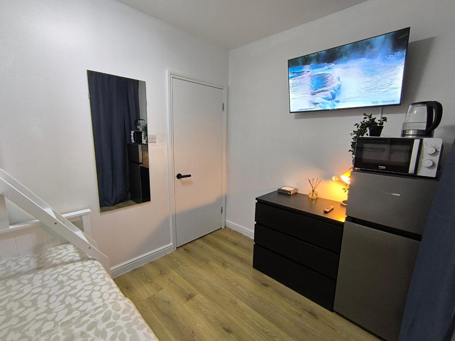 3 Persons Room, 1min walk from South Wimbledon Station