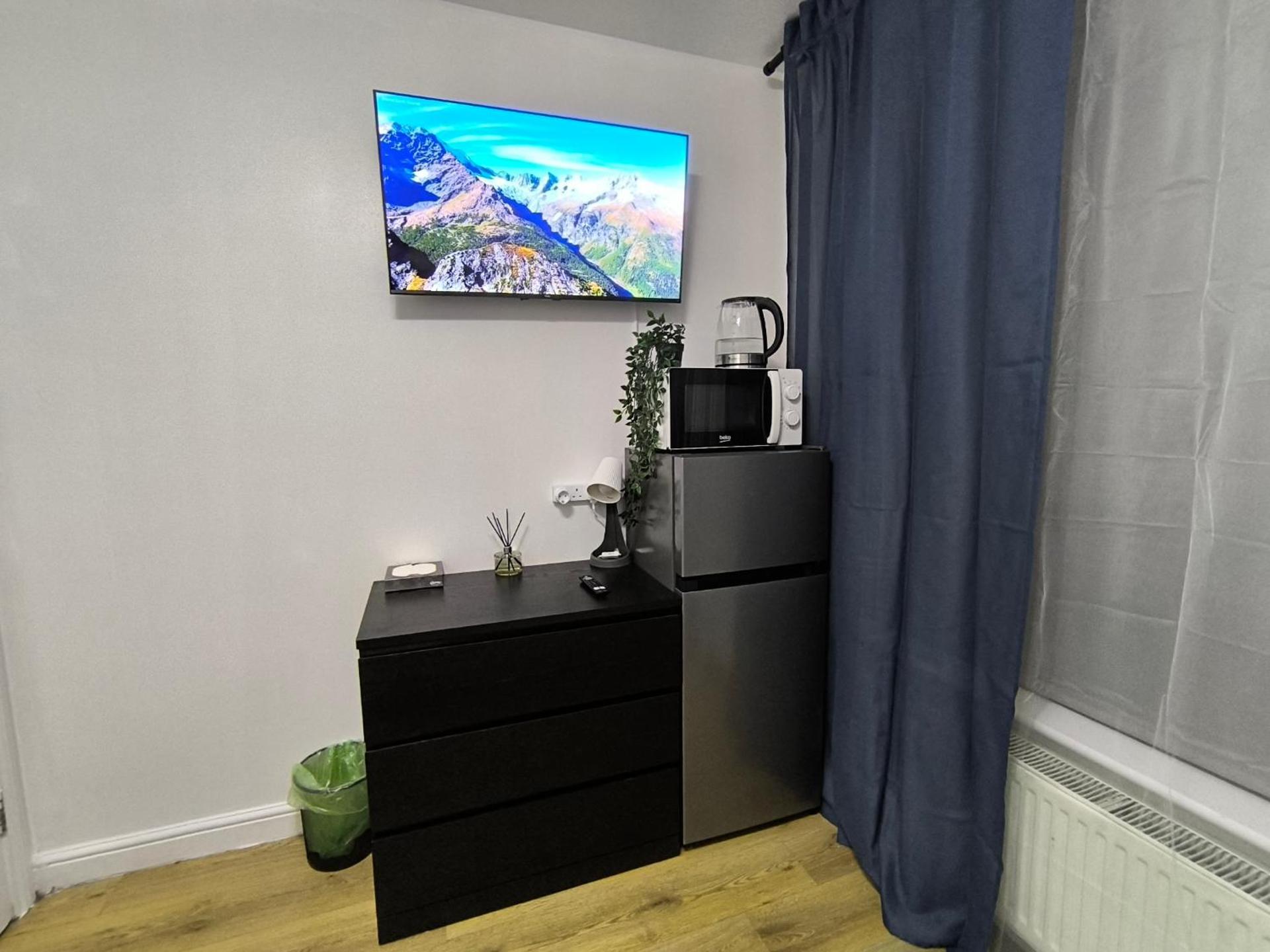 3 Persons Room, 1min walk from South Wimbledon Station