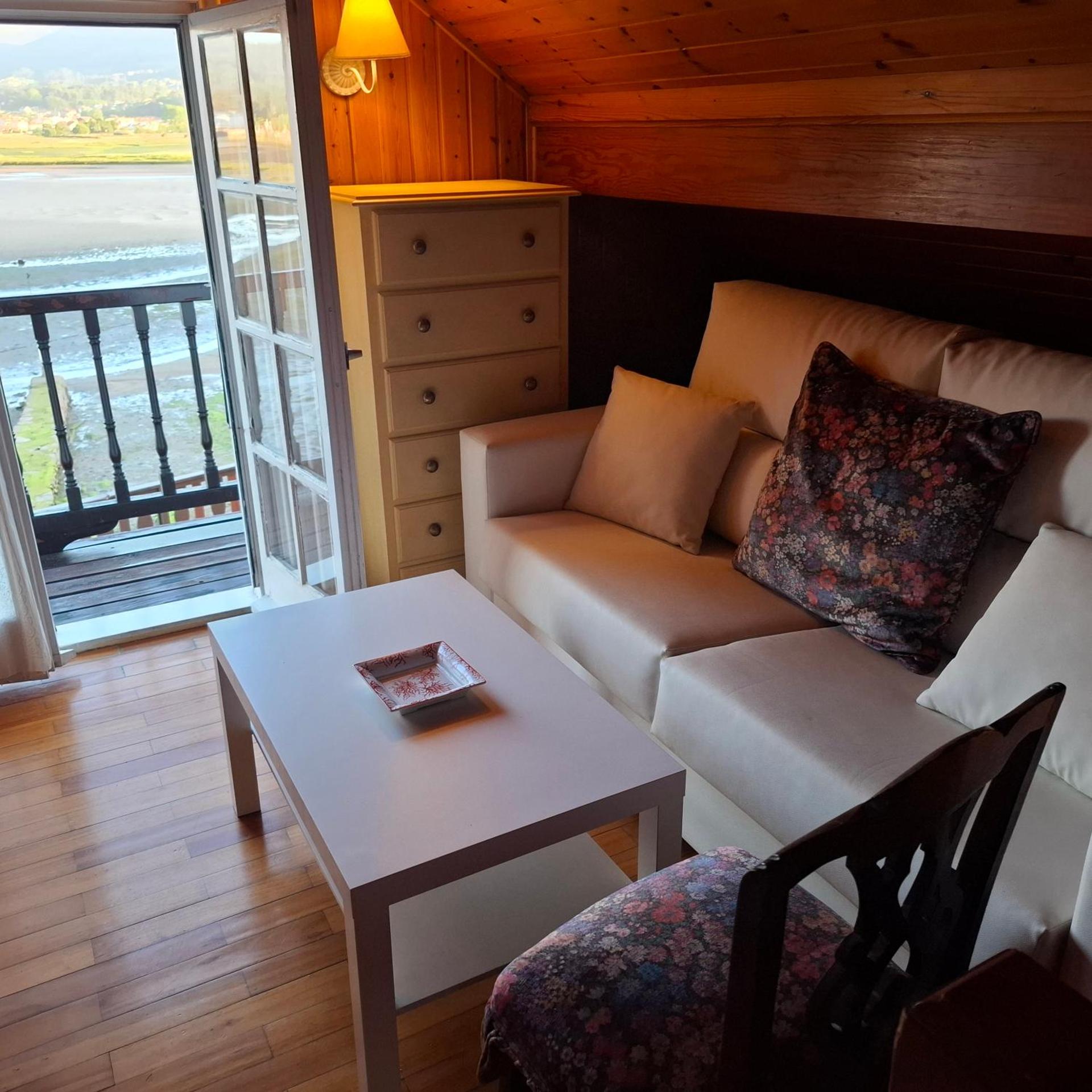 Casa de madera sobre el mar